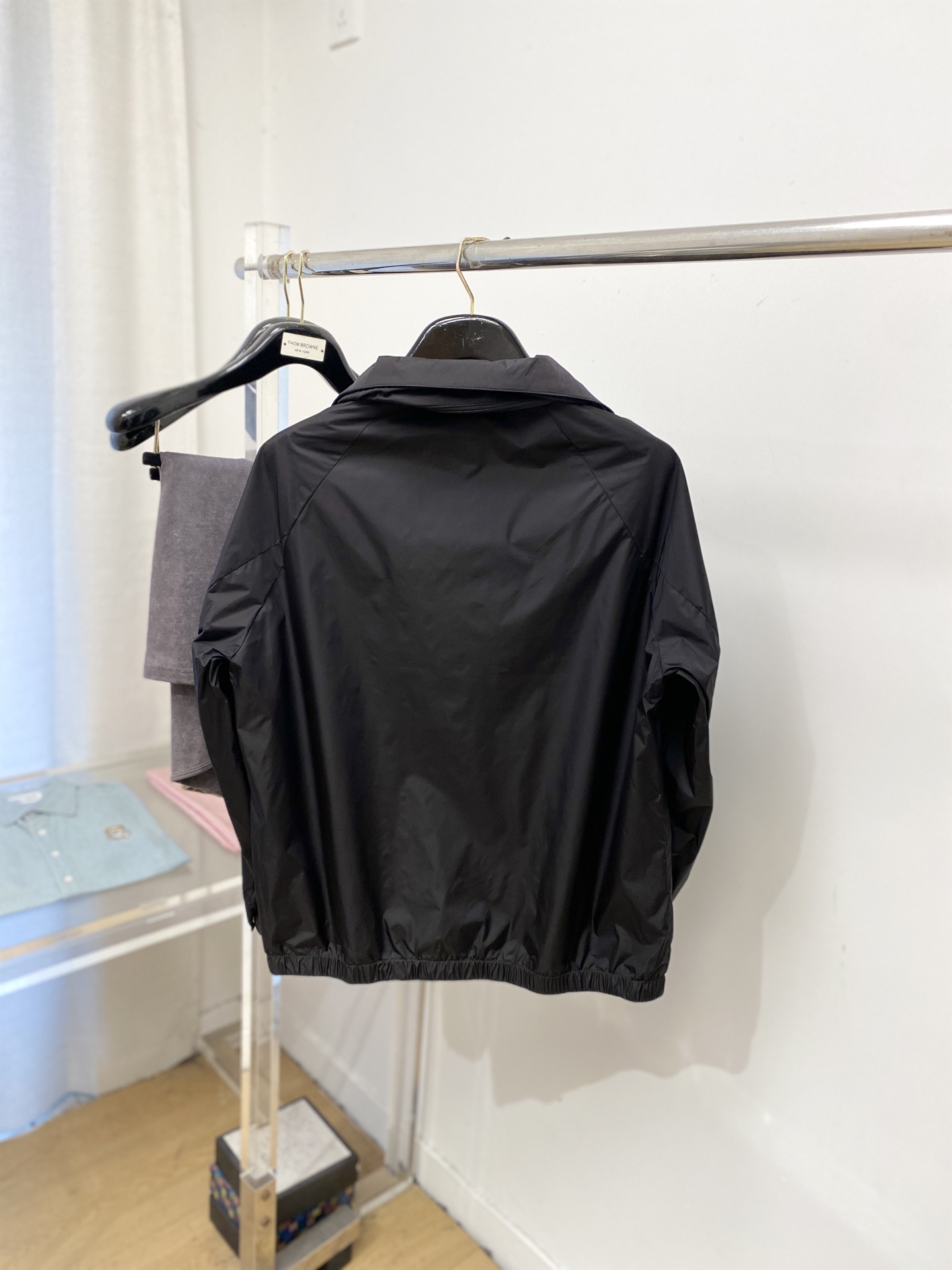 ￼ 🌾退换！普拉达、2025新品夹克外套，时尚帅气，简约百搭款，胸前五金装饰三角标logo，定制原版面料