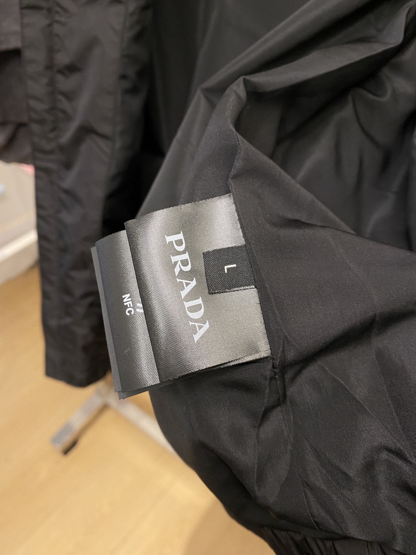 ￼ 🌾退换！普拉达、2025新品夹克外套，时尚帅气，简约百搭款，胸前五金装饰三角标logo，定制原版面料