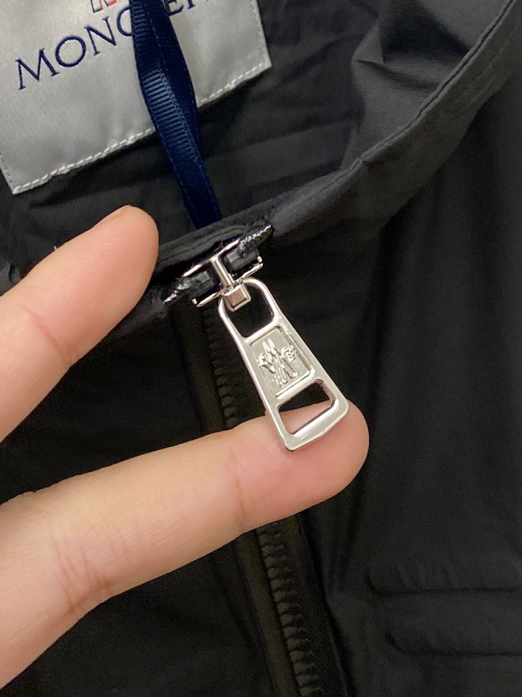 ￼ 🌾退换！蒙口、2025新品夹克外套，时尚帅气，简约百搭款，袖口刺绣装饰图案logo，定制原版面料，不