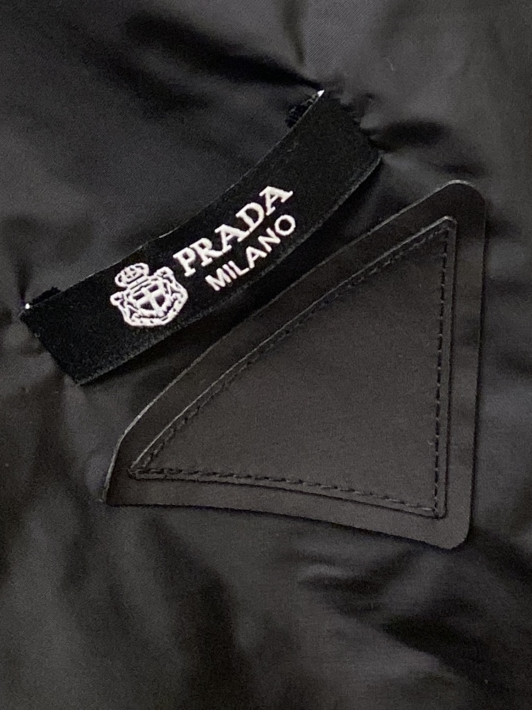 ￼ 🌾退换！普拉达、2025新品夹克马甲外套，时尚帅气，简约百搭款，胸前刺绣装饰图案logo，定制原版面