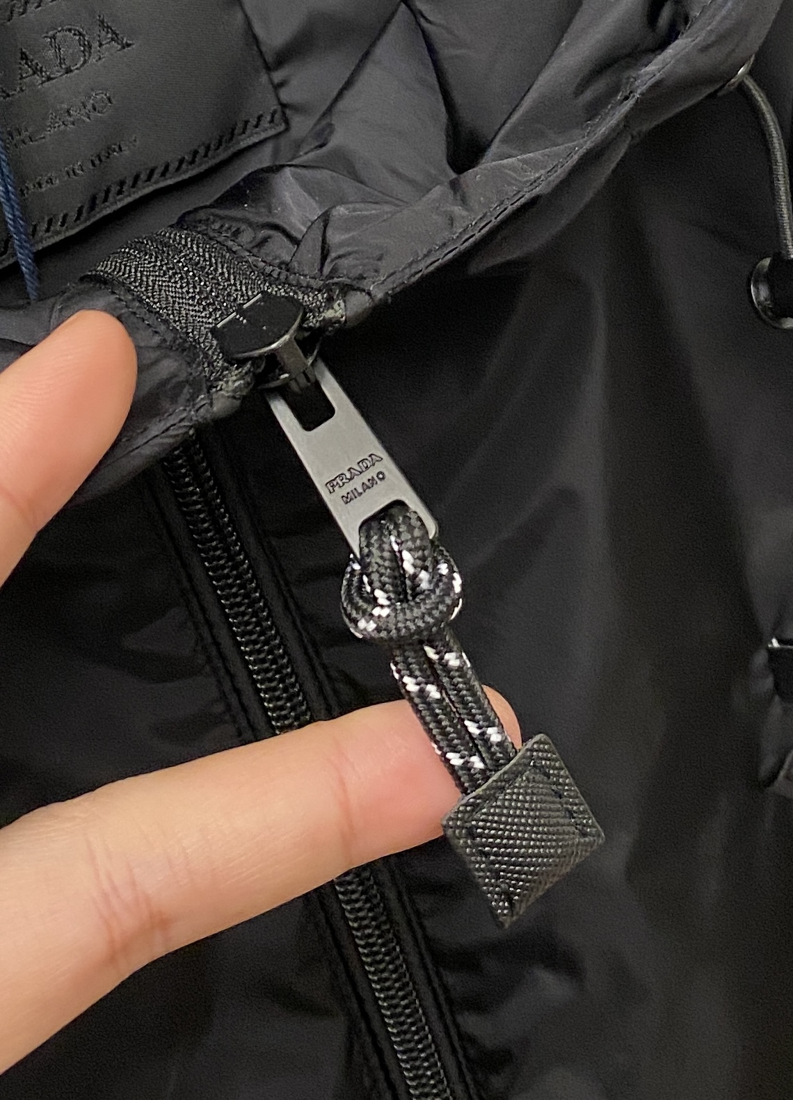 ￼ 🌾退换！普拉达、2025新品夹克马甲外套，时尚帅气，简约百搭款，胸前刺绣装饰图案logo，定制原版面