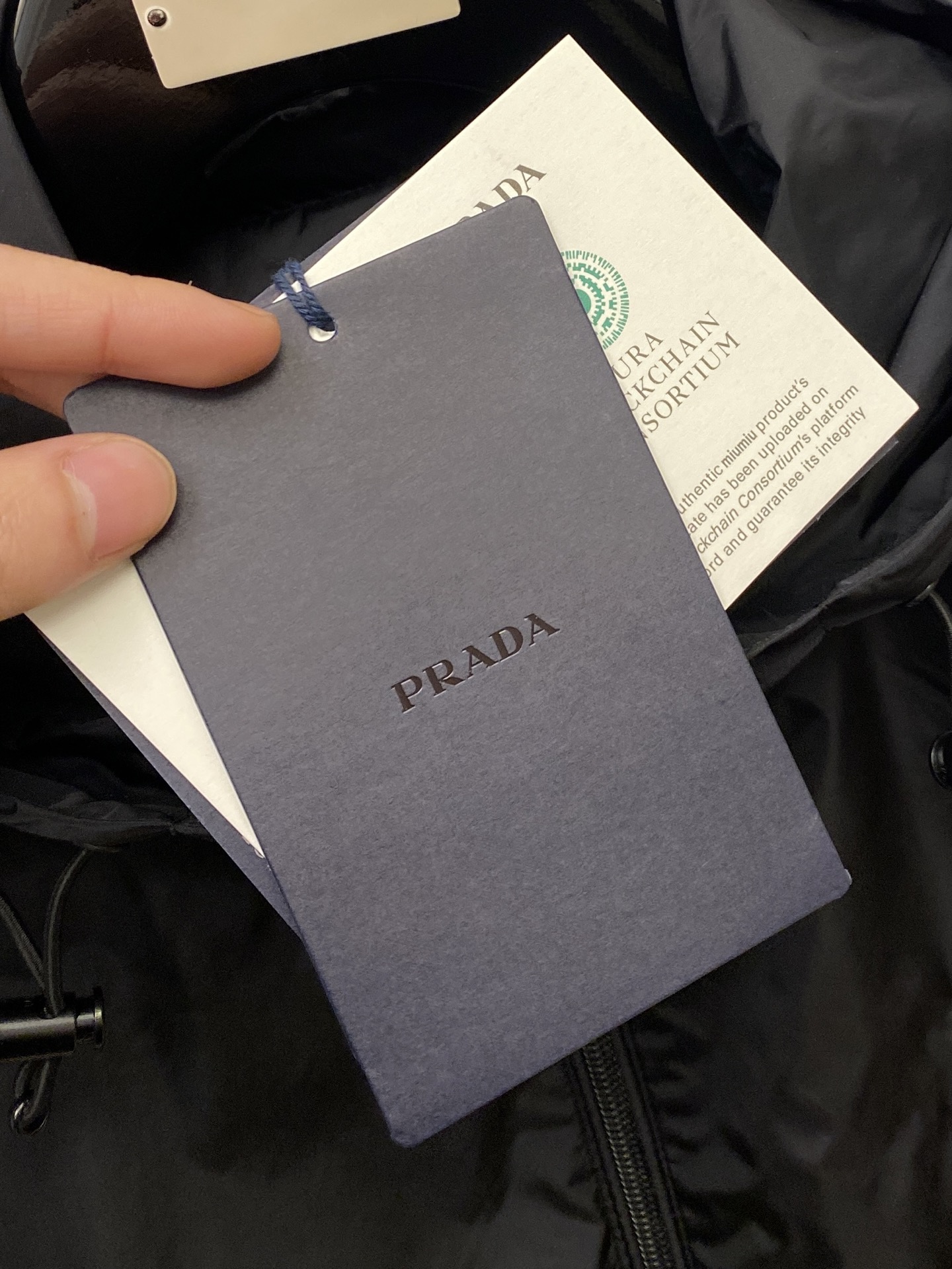 ￼ 🌾退换！普拉达、2025新品夹克马甲外套，时尚帅气，简约百搭款，胸前刺绣装饰图案logo，定制原版面