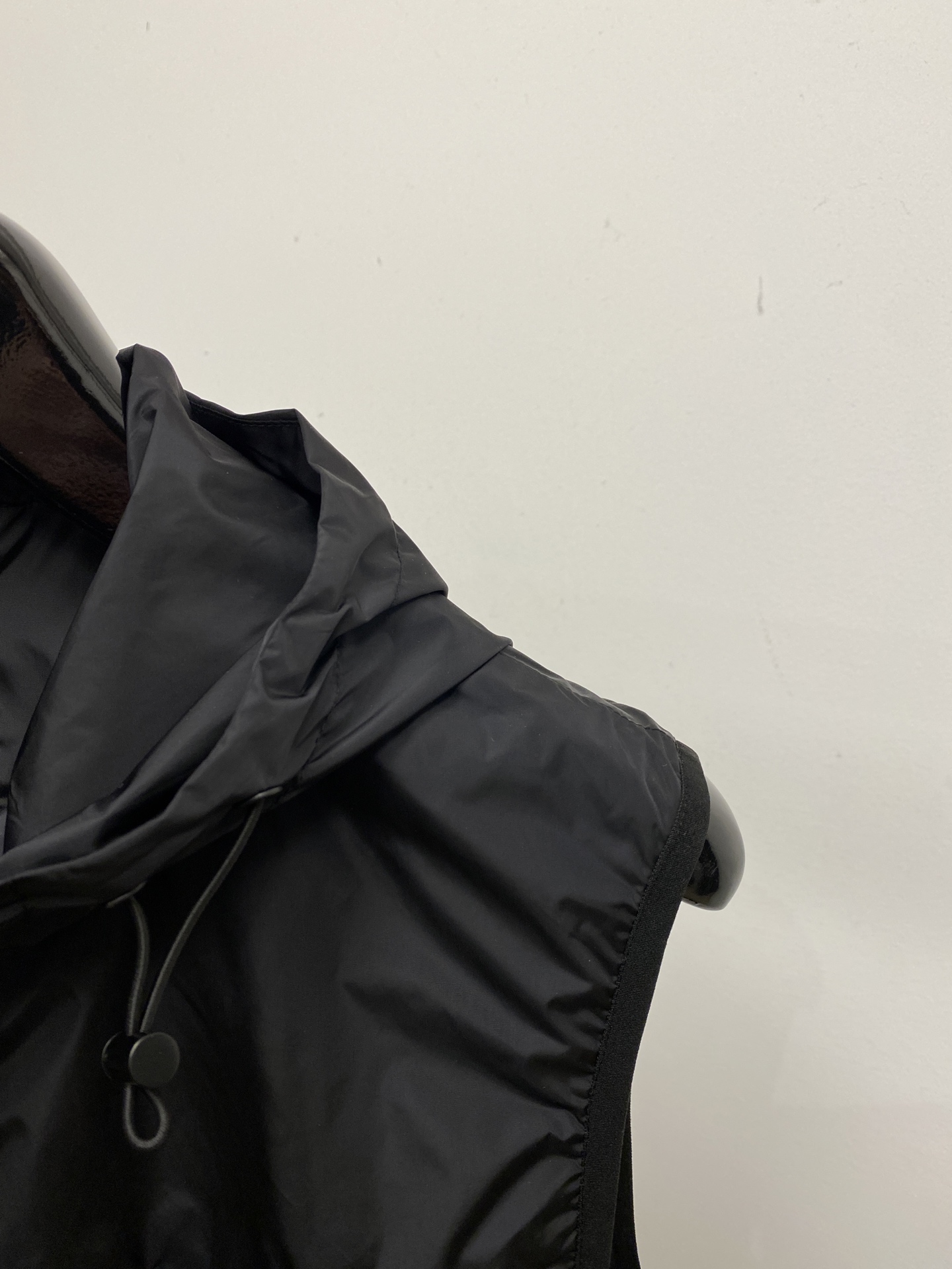 ￼ 🌾退换！普拉达、2025新品夹克马甲外套，时尚帅气，简约百搭款，胸前刺绣装饰图案logo，定制原版面