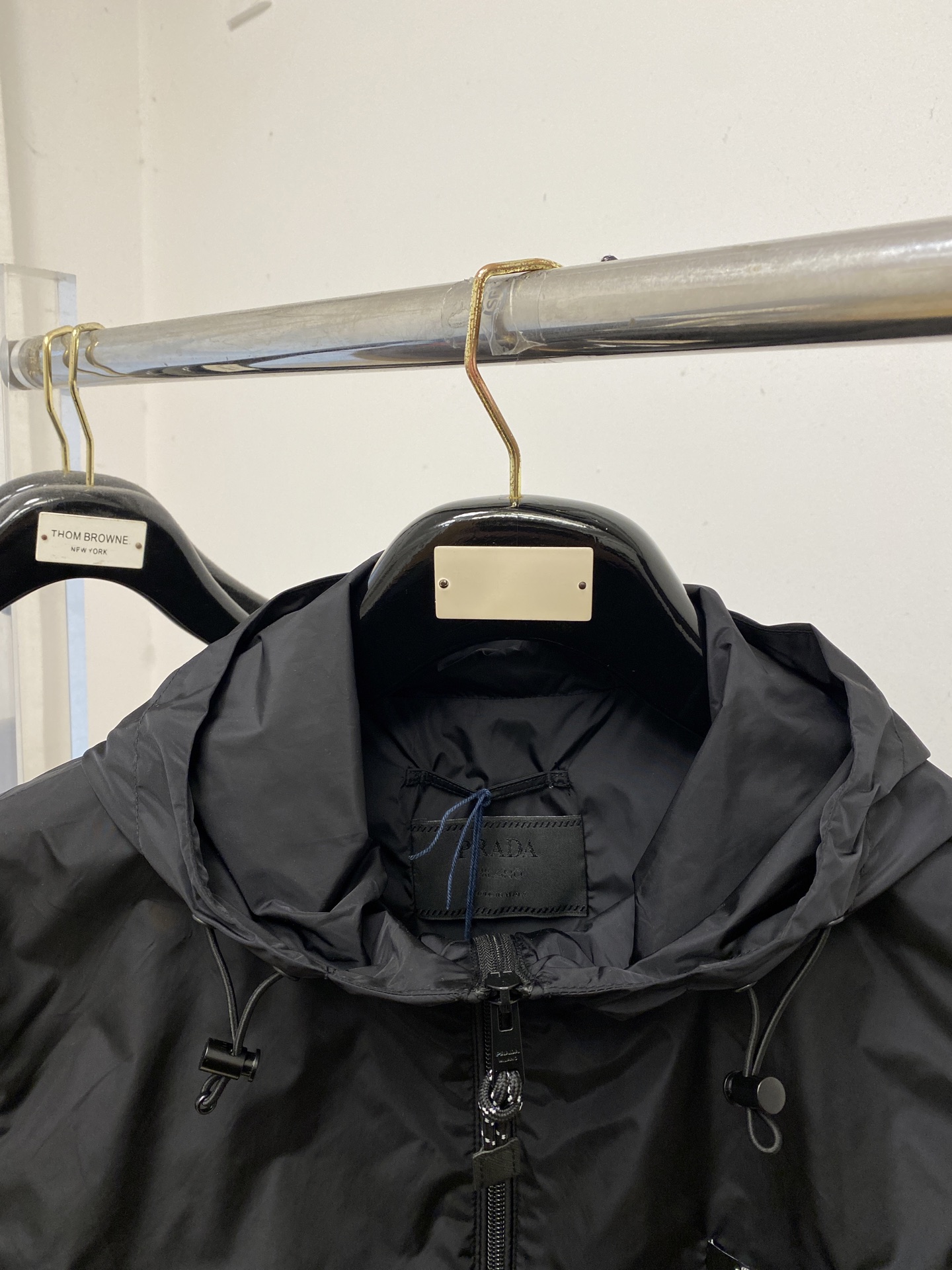 ￼ 🌾退换！普拉达、2025新品夹克马甲外套，时尚帅气，简约百搭款，胸前刺绣装饰图案logo，定制原版面