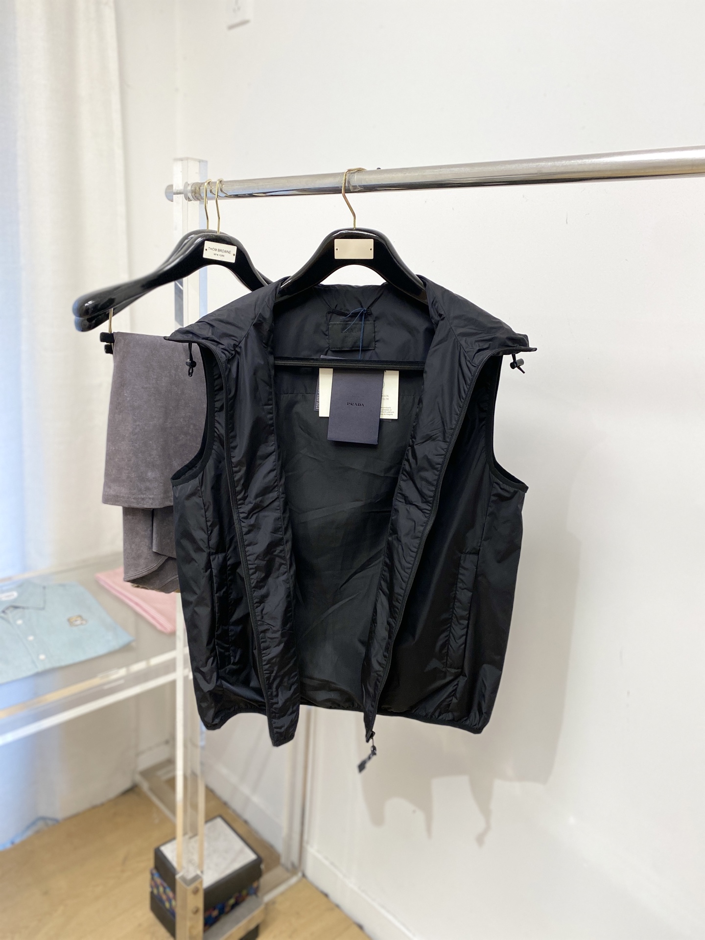 ￼ 🌾退换！普拉达、2025新品夹克马甲外套，时尚帅气，简约百搭款，胸前刺绣装饰图案logo，定制原版面