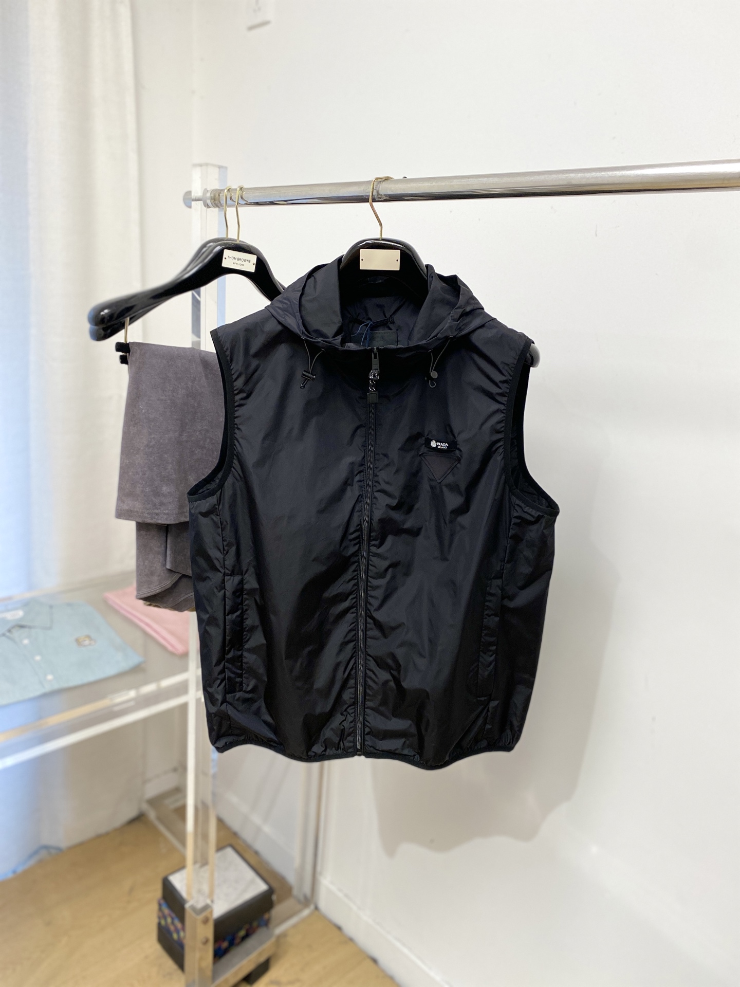 ￼ 🌾退换！普拉达、2025新品夹克马甲外套，时尚帅气，简约百搭款，胸前刺绣装饰图案logo，定制原版面