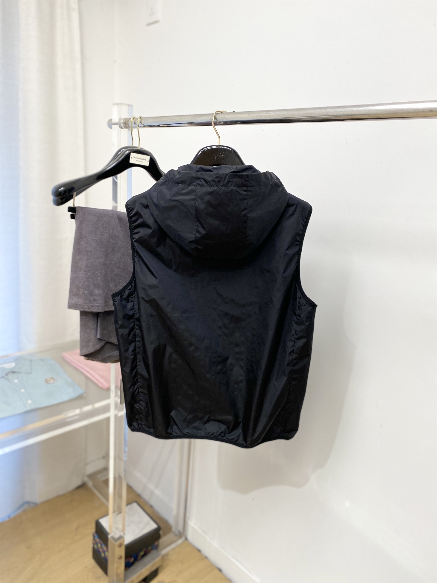 ￼ 🌾退换！普拉达、2025新品夹克马甲外套，时尚帅气，简约百搭款，胸前刺绣装饰图案logo，定制原版面