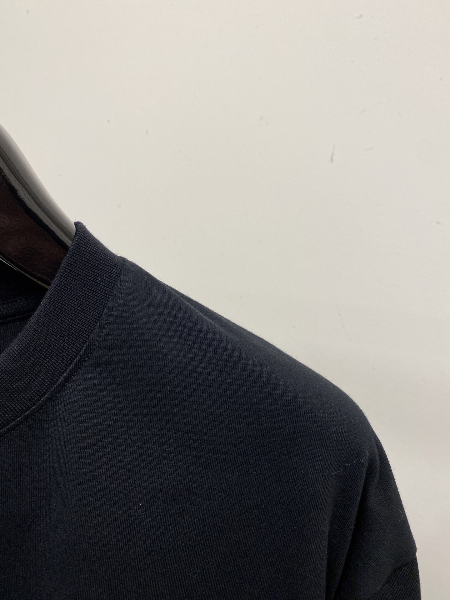 Celine 赛琳、2026新品短袖T恤，帅气时尚，简约百搭款。胸前精致刺绣图案logo，面料棉 不仅挺