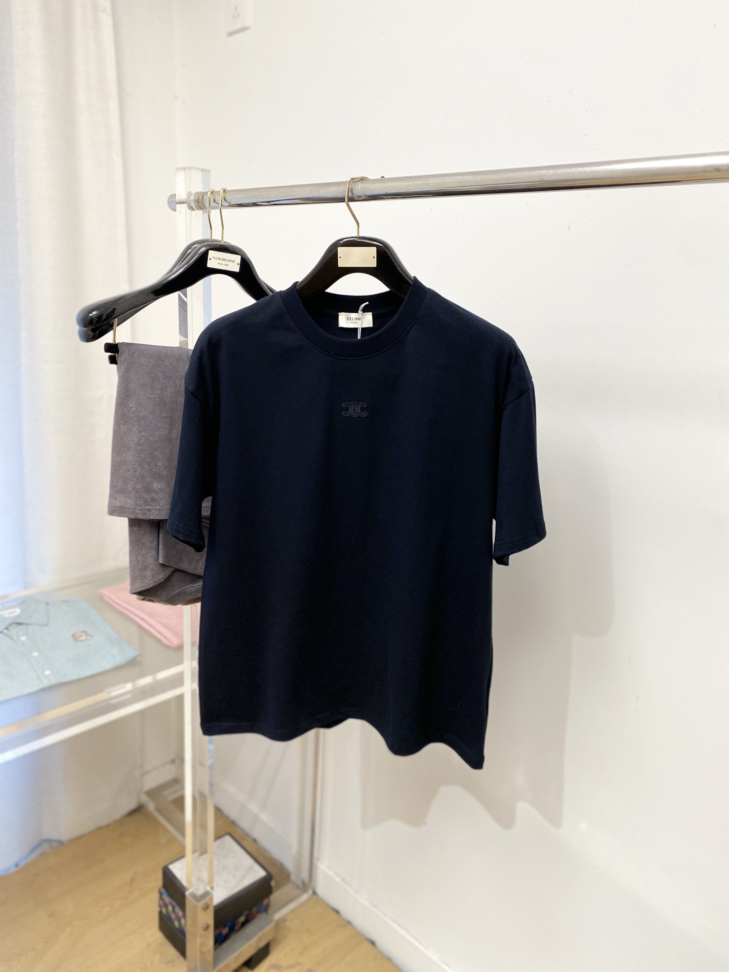 Celine 赛琳、2026新品短袖T恤，帅气时尚，简约百搭款。胸前精致刺绣图案logo，面料棉 不仅挺