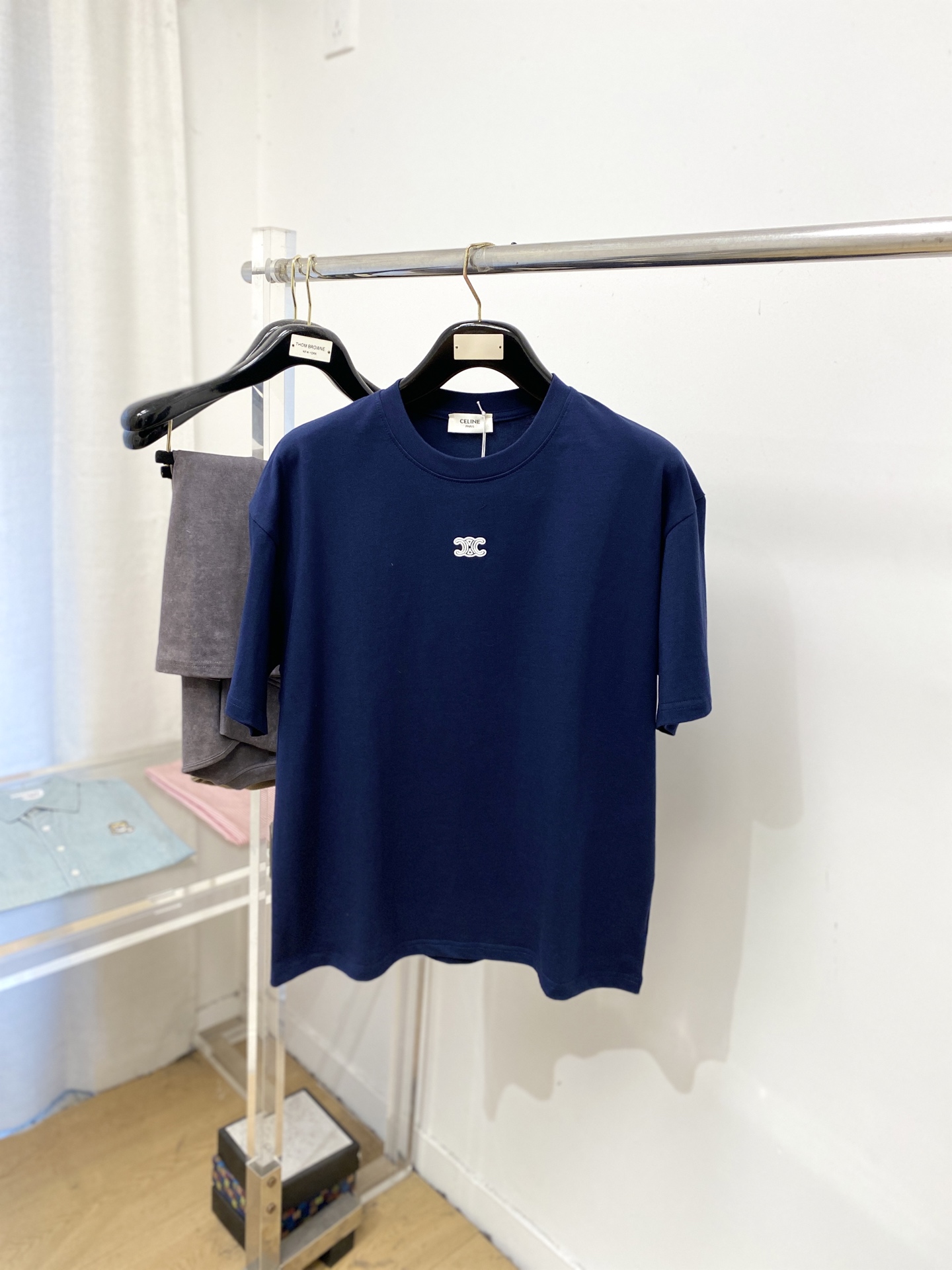 Celine 赛琳、2026新品短袖T恤，帅气时尚，简约百搭款。胸前精致刺绣图案logo，面料棉 不仅挺