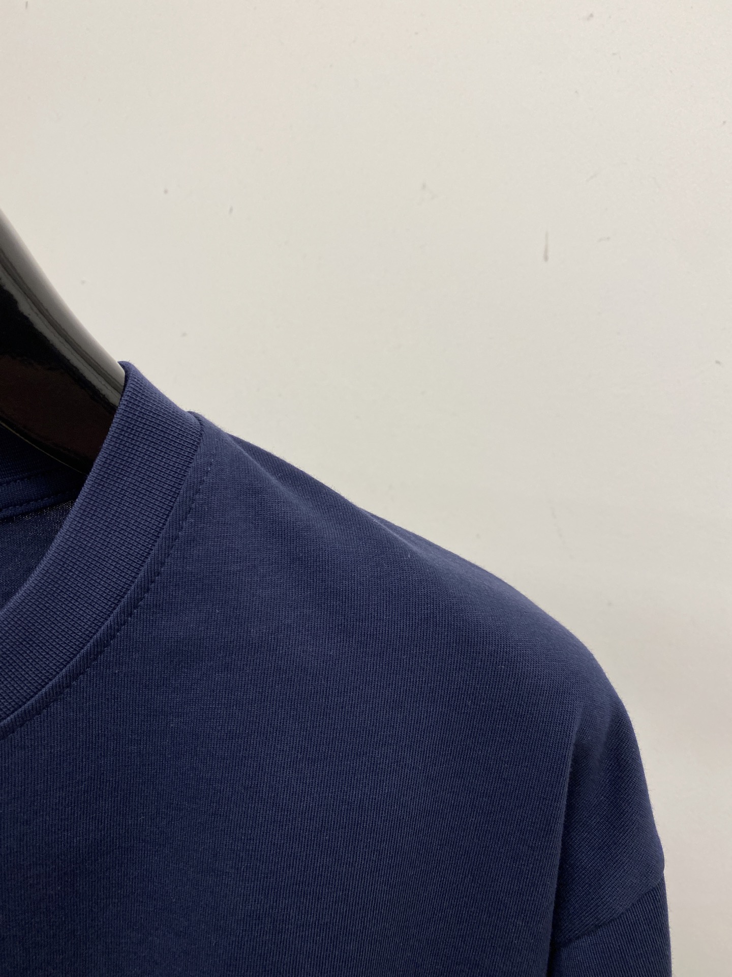 Celine 赛琳、2026新品短袖T恤，帅气时尚，简约百搭款。胸前精致刺绣图案logo，面料棉 不仅挺