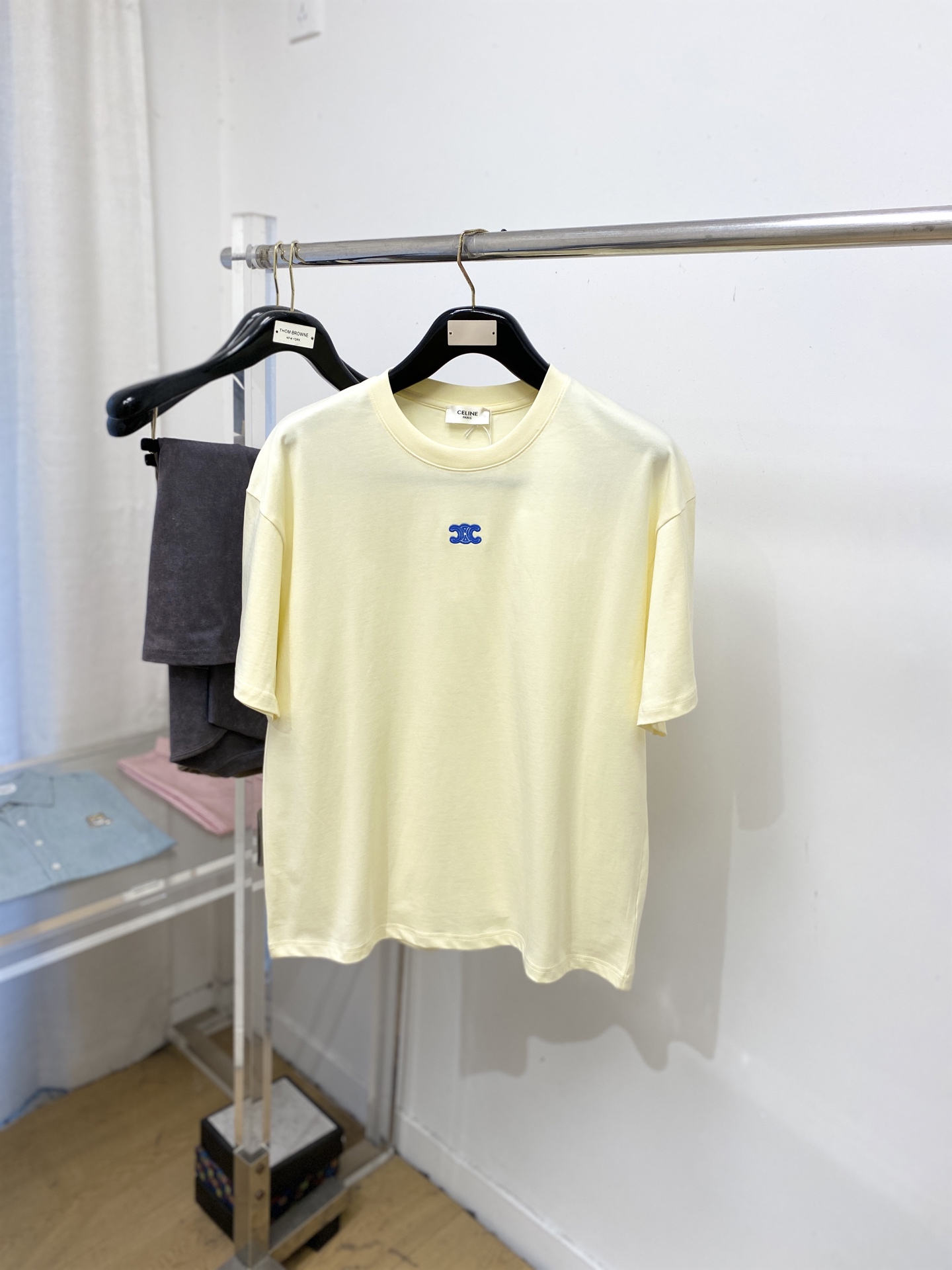 Celine 赛琳、2026新品短袖T恤，帅气时尚，简约百搭款。胸前精致刺绣图案logo，面料棉 不仅挺