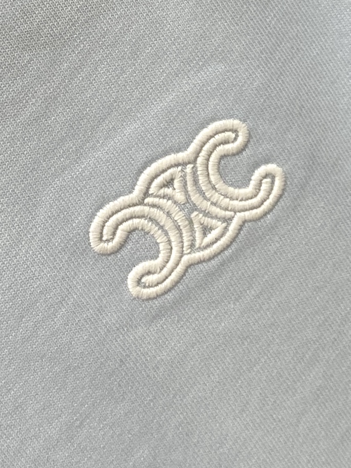 Celine 赛琳、2026新品短袖T恤，帅气时尚，简约百搭款。胸前精致刺绣图案logo，面料棉 不仅挺