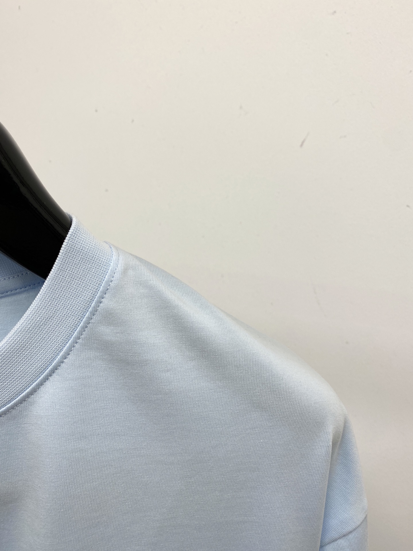 Celine 赛琳、2026新品短袖T恤，帅气时尚，简约百搭款。胸前精致刺绣图案logo，面料棉 不仅挺