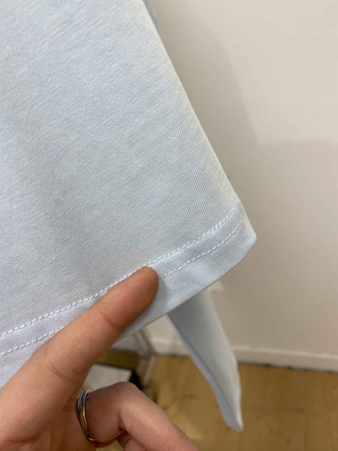 Celine 赛琳、2026新品短袖T恤，帅气时尚，简约百搭款。胸前精致刺绣图案logo，面料棉 不仅挺