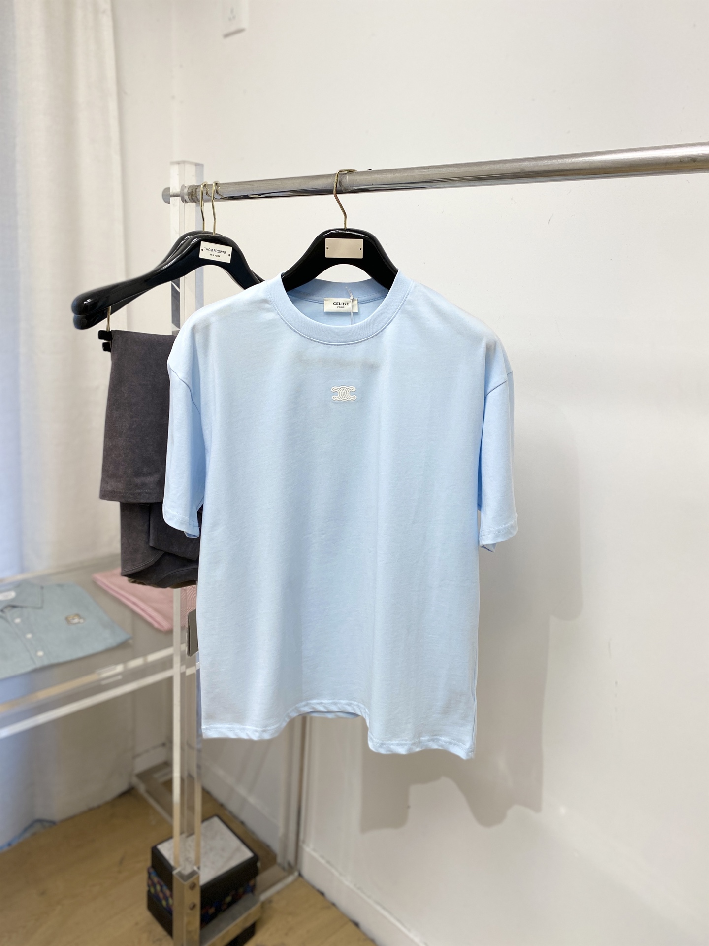 Celine 赛琳、2026新品短袖T恤，帅气时尚，简约百搭款。胸前精致刺绣图案logo，面料棉 不仅挺