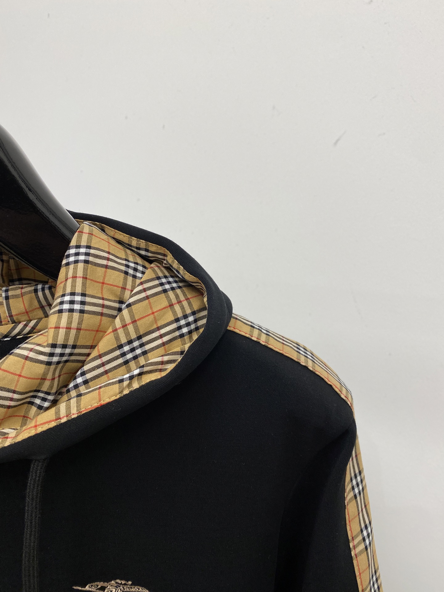 🌾退换！ 巴宝莉、2025新品卫衣，帅气时尚，胸前精致刺绣字母图案logo，简约百搭款。面料棉 不仅挺括