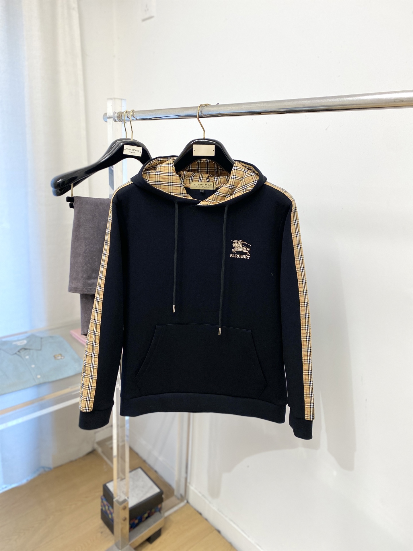 🌾退换！ 巴宝莉、2025新品卫衣，帅气时尚，胸前精致刺绣字母图案logo，简约百搭款。面料棉 不仅挺括