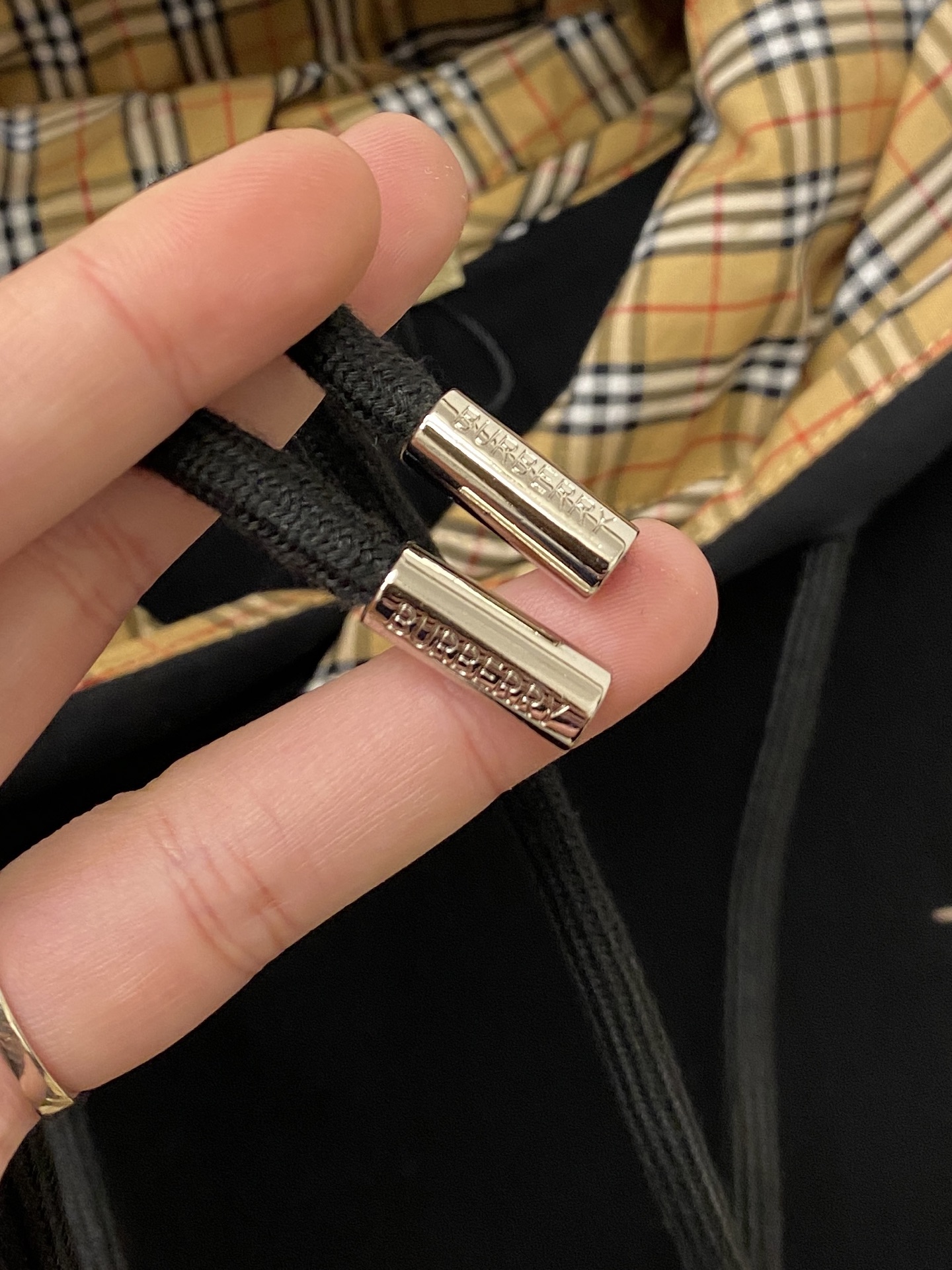 🌾退换！ 巴宝莉、2025新品卫衣，帅气时尚，胸前精致刺绣字母图案logo，简约百搭款。面料棉 不仅挺括