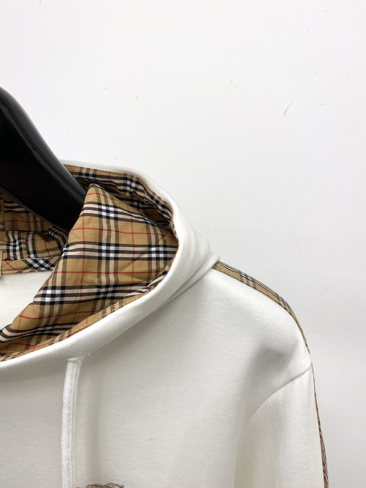 🌾退换！ 巴宝莉、2025新品卫衣，帅气时尚，胸前精致刺绣字母图案logo，简约百搭款。面料棉 不仅挺括