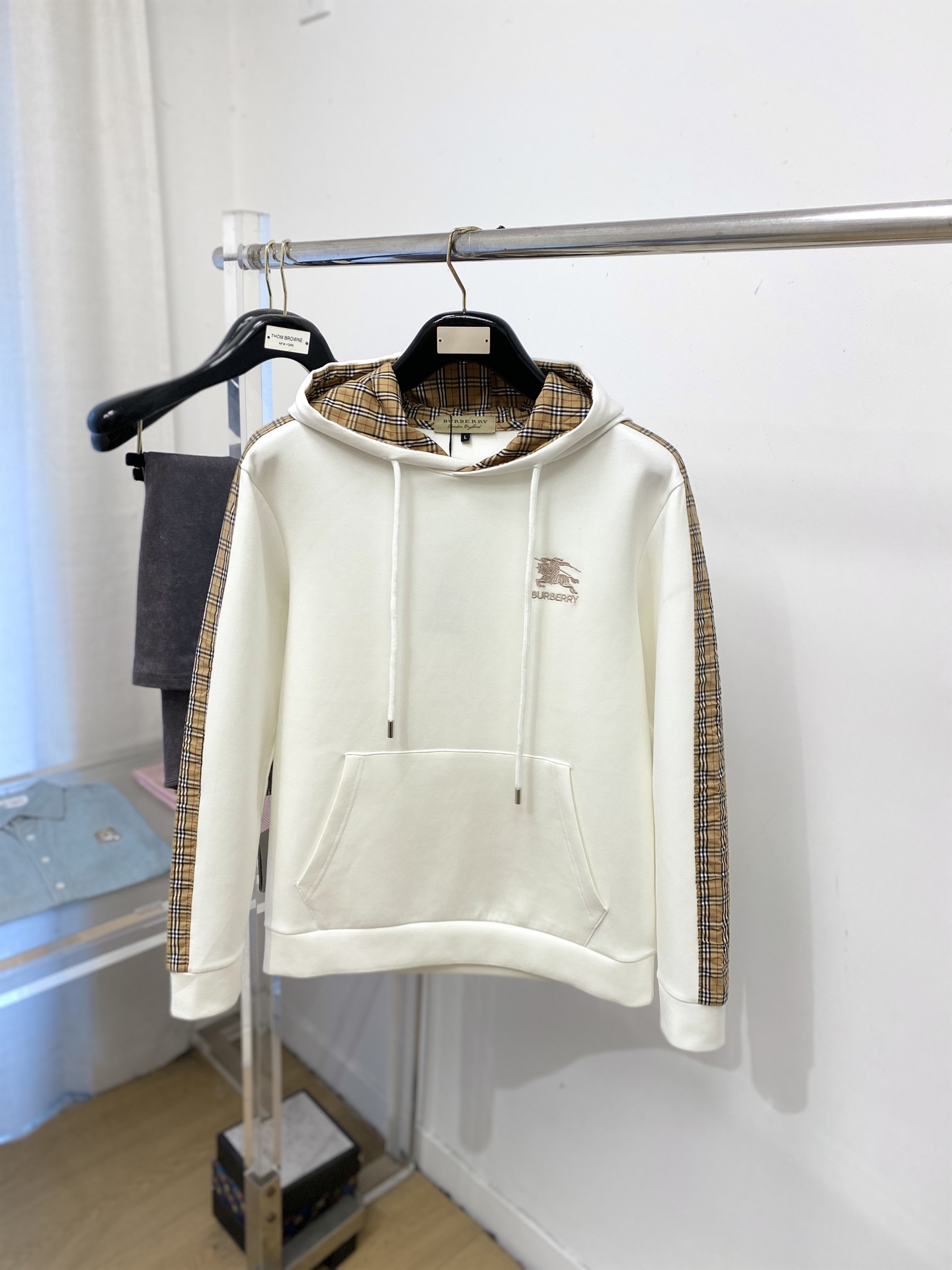 🌾退换！ 巴宝莉、2025新品卫衣，帅气时尚，胸前精致刺绣字母图案logo，简约百搭款。面料棉 不仅挺括