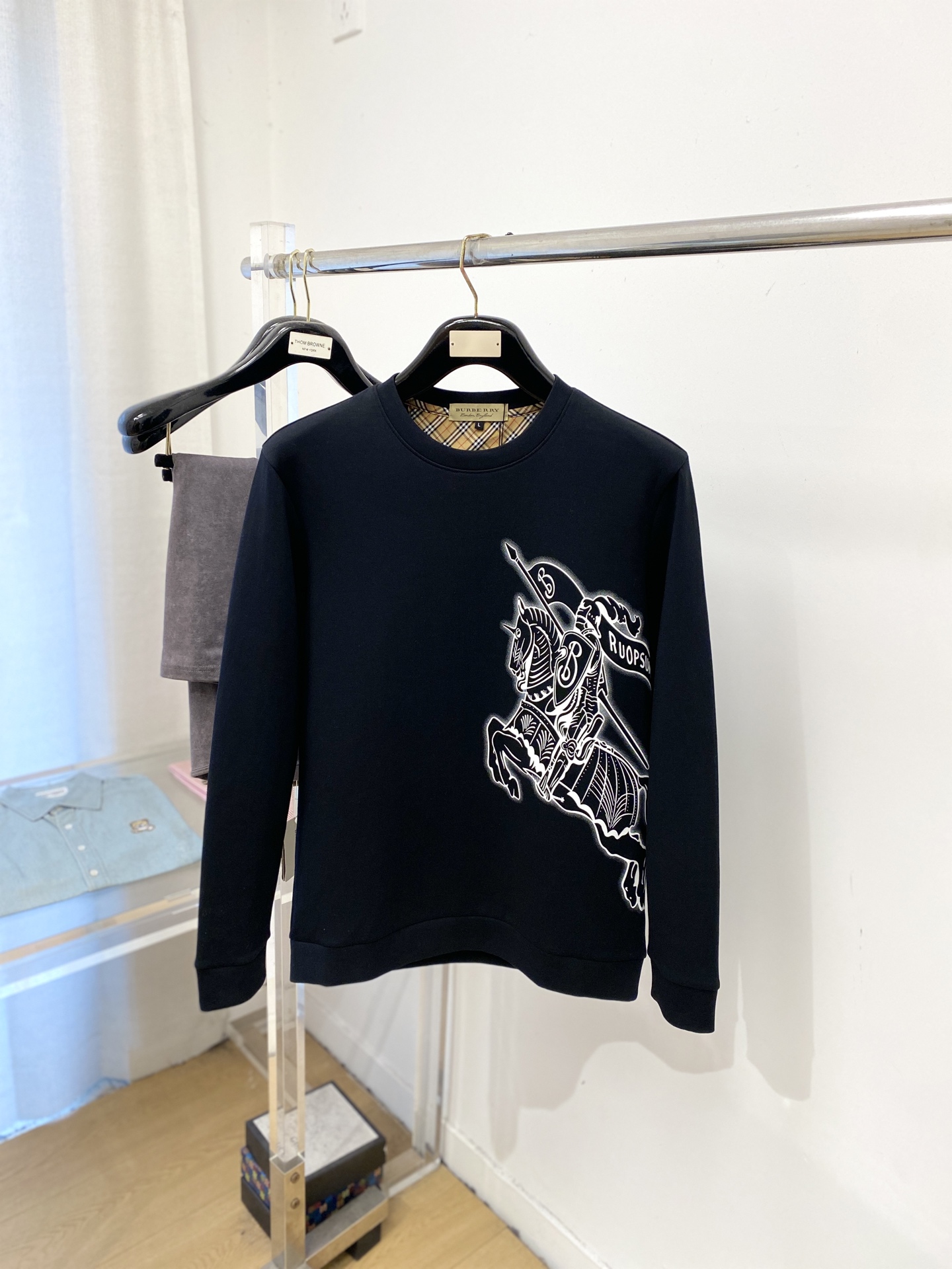 🌾退换！ 巴宝莉、2025新品长袖卫衣，帅气时尚，胸前顶级印花字母图案logo，简约百搭款。面料棉 不仅