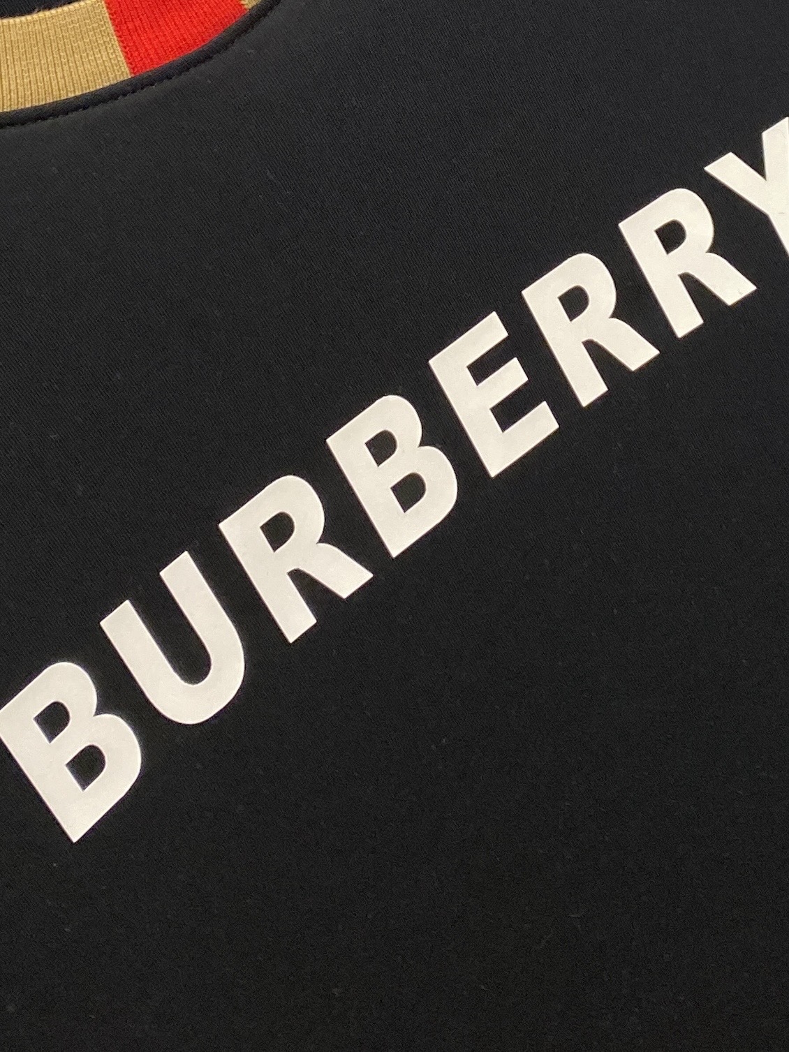 🌾退换！ 巴宝莉、2025新品长袖卫衣，帅气时尚，胸前顶级印胶字母logo，简约百搭款。面料棉 不仅挺括