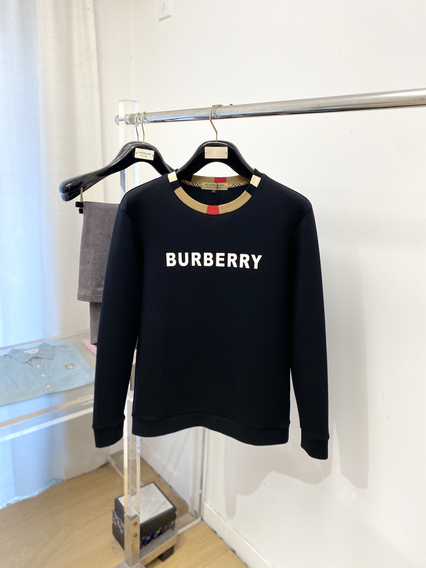 🌾退换！ 巴宝莉、2025新品长袖卫衣，帅气时尚，胸前顶级印胶字母logo，简约百搭款。面料棉 不仅挺括