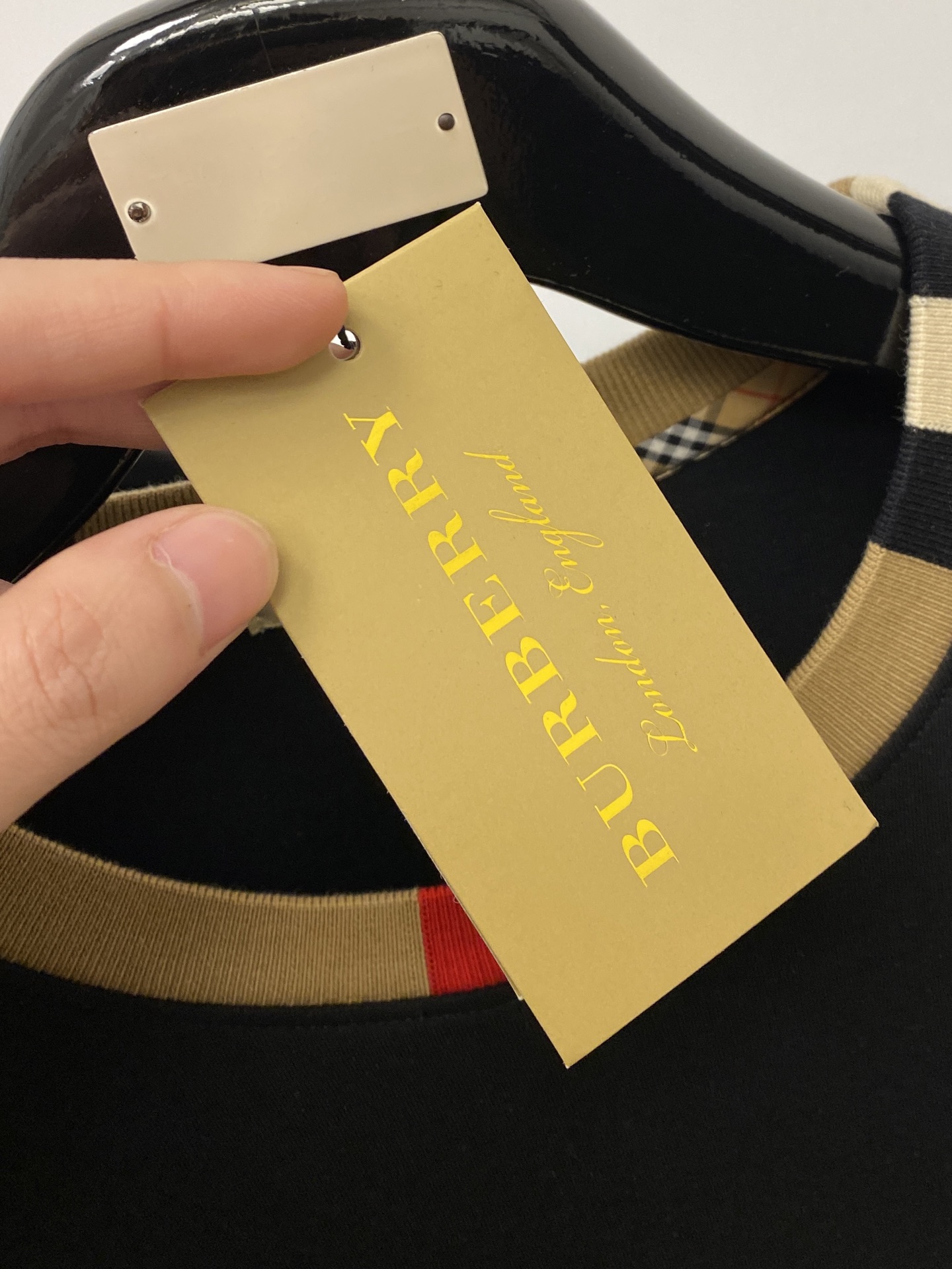 🌾退换！ 巴宝莉、2025新品长袖卫衣，帅气时尚，胸前顶级印胶字母logo，简约百搭款。面料棉 不仅挺括