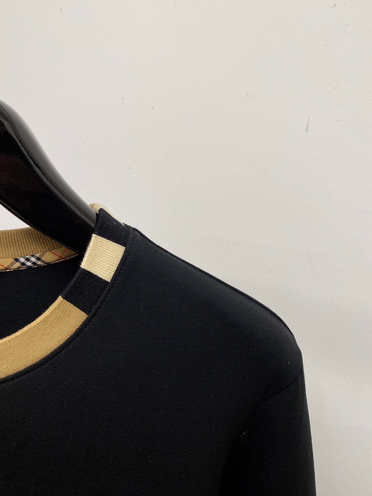 🌾退换！ 巴宝莉、2025新品长袖卫衣，帅气时尚，胸前顶级印胶字母logo，简约百搭款。面料棉 不仅挺括