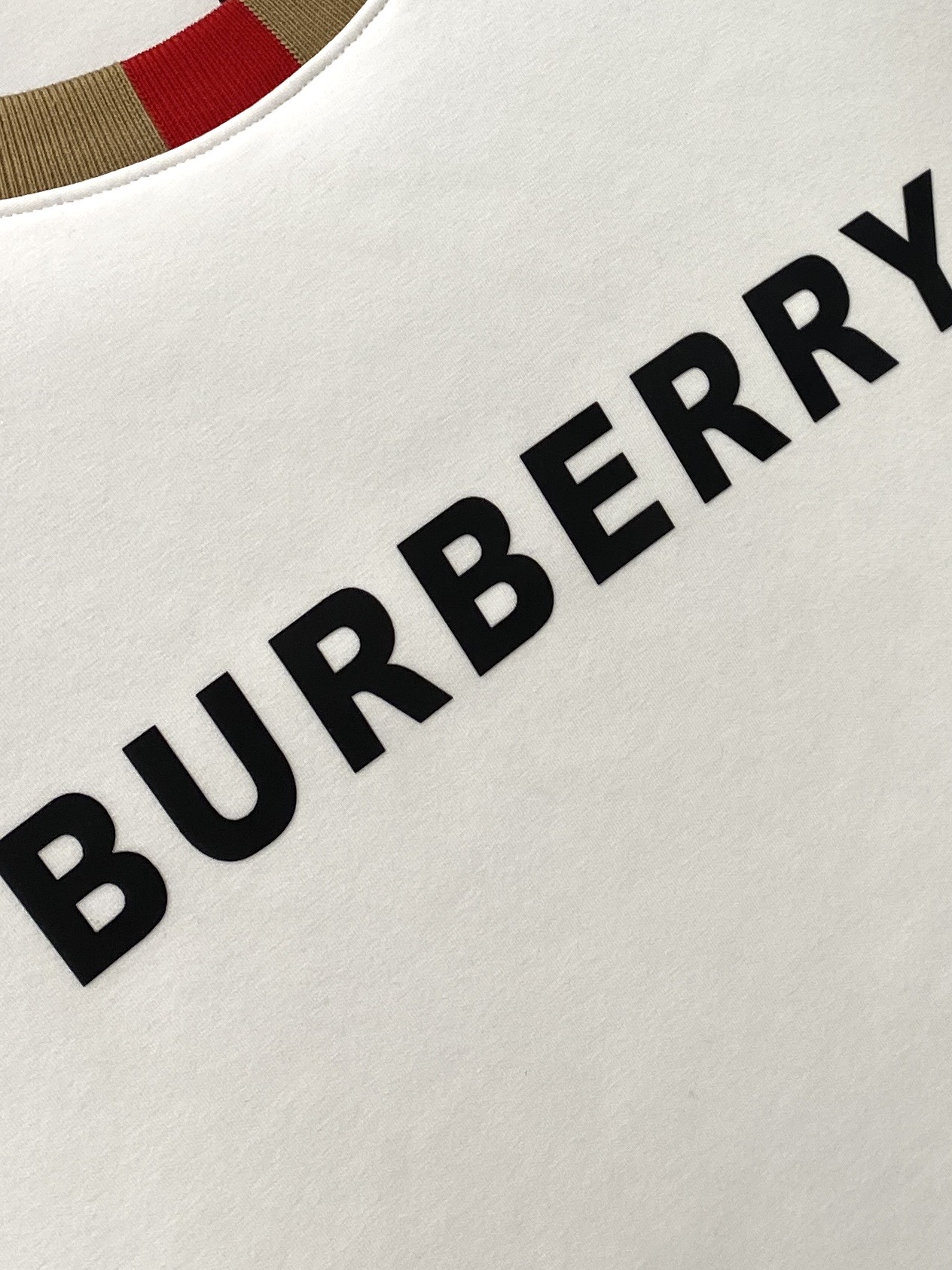 🌾退换！ 巴宝莉、2025新品长袖卫衣，帅气时尚，胸前顶级印胶字母logo，简约百搭款。面料棉 不仅挺括