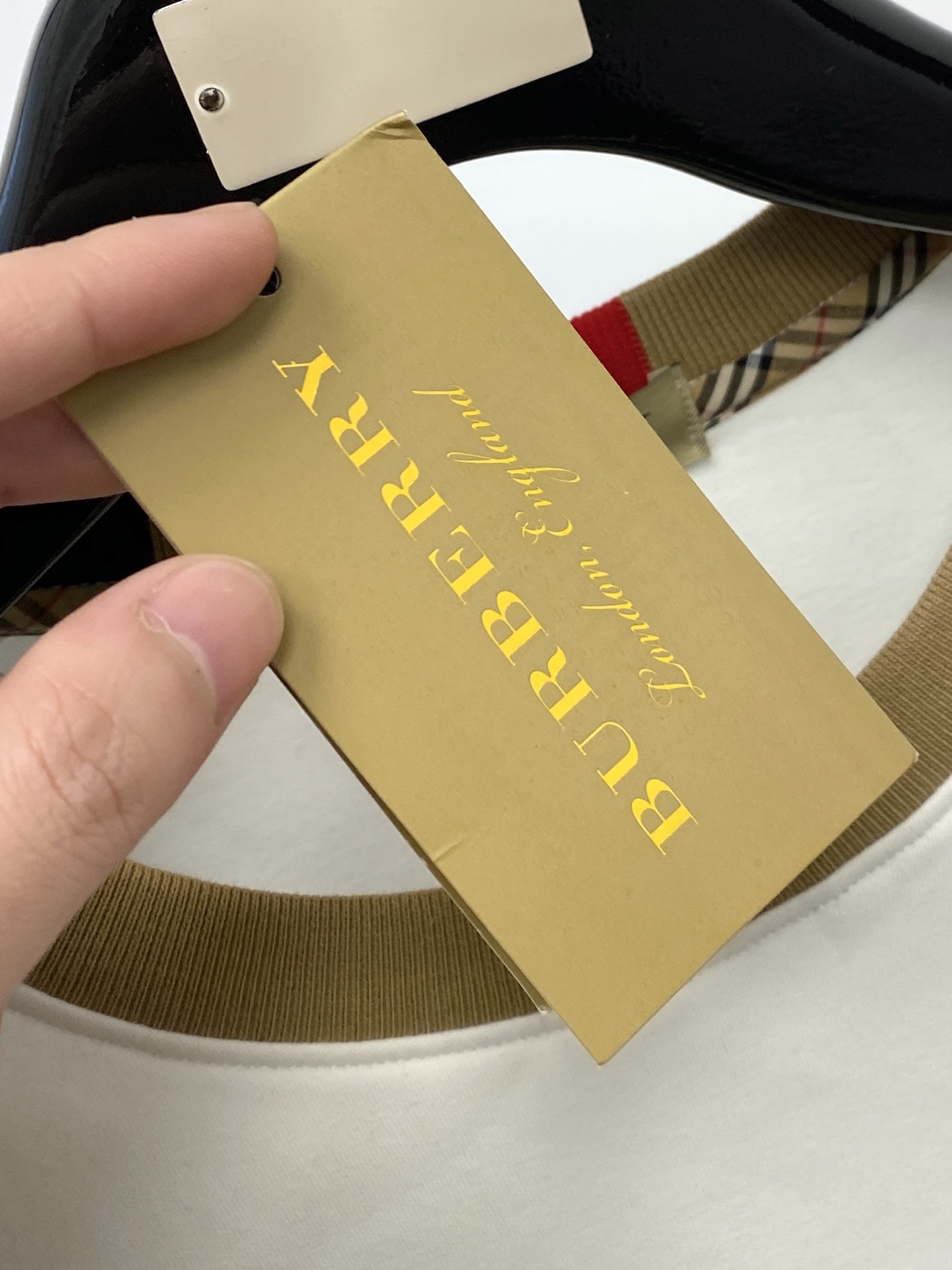 🌾退换！ 巴宝莉、2025新品长袖卫衣，帅气时尚，胸前顶级印胶字母logo，简约百搭款。面料棉 不仅挺括