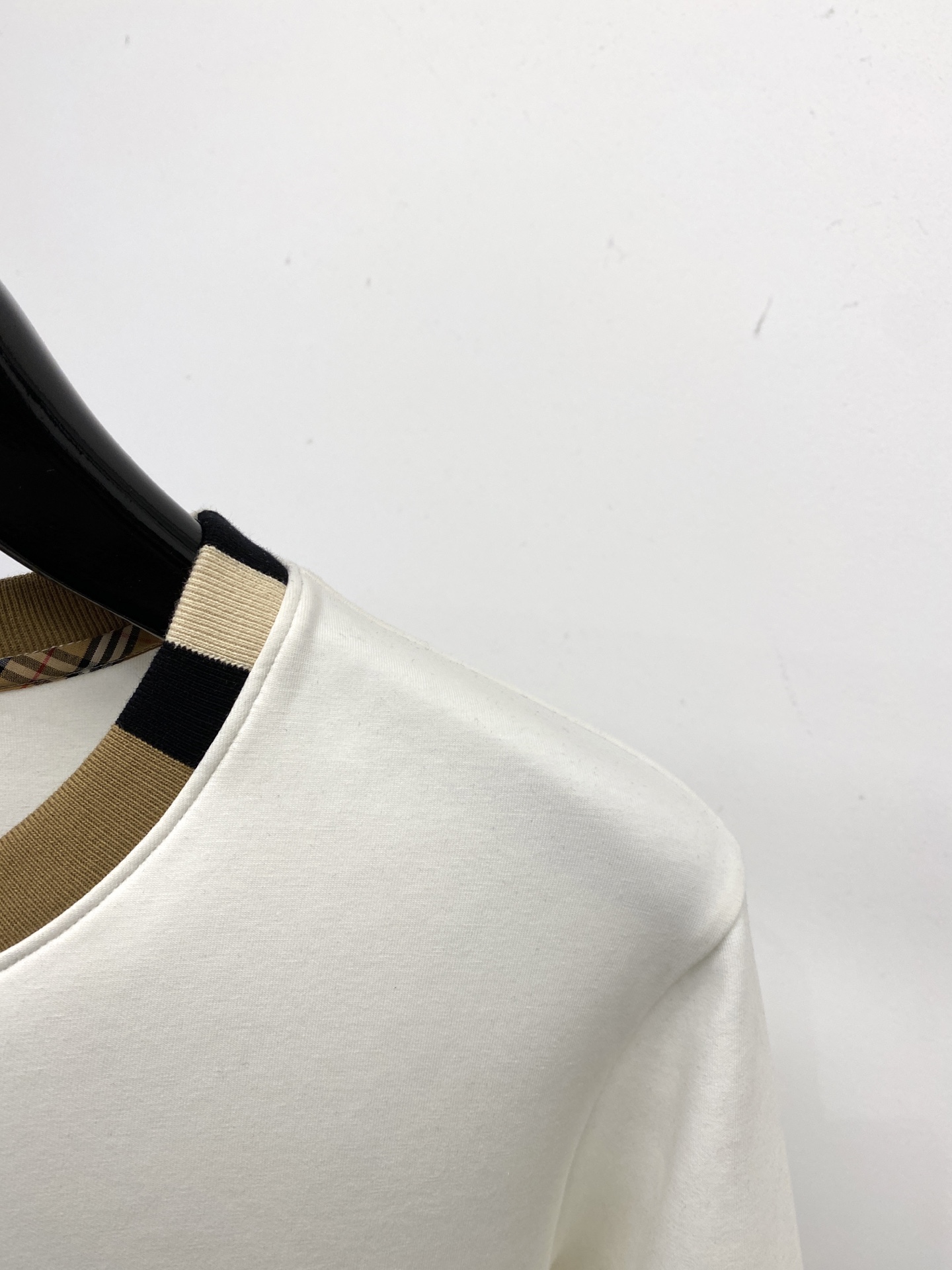 🌾退换！ 巴宝莉、2025新品长袖卫衣，帅气时尚，胸前顶级印胶字母logo，简约百搭款。面料棉 不仅挺括