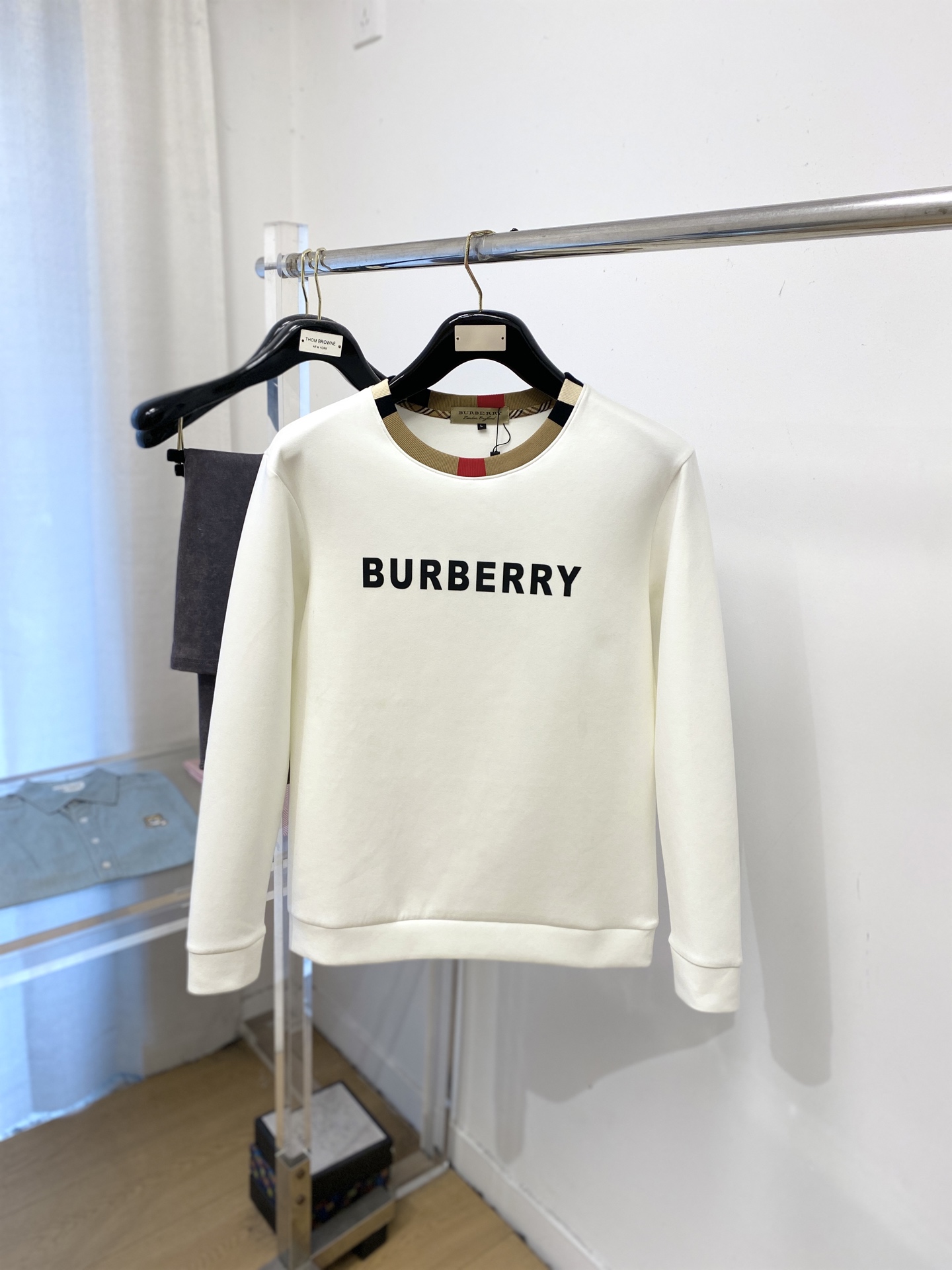 🌾退换！ 巴宝莉、2025新品长袖卫衣，帅气时尚，胸前顶级印胶字母logo，简约百搭款。面料棉 不仅挺括