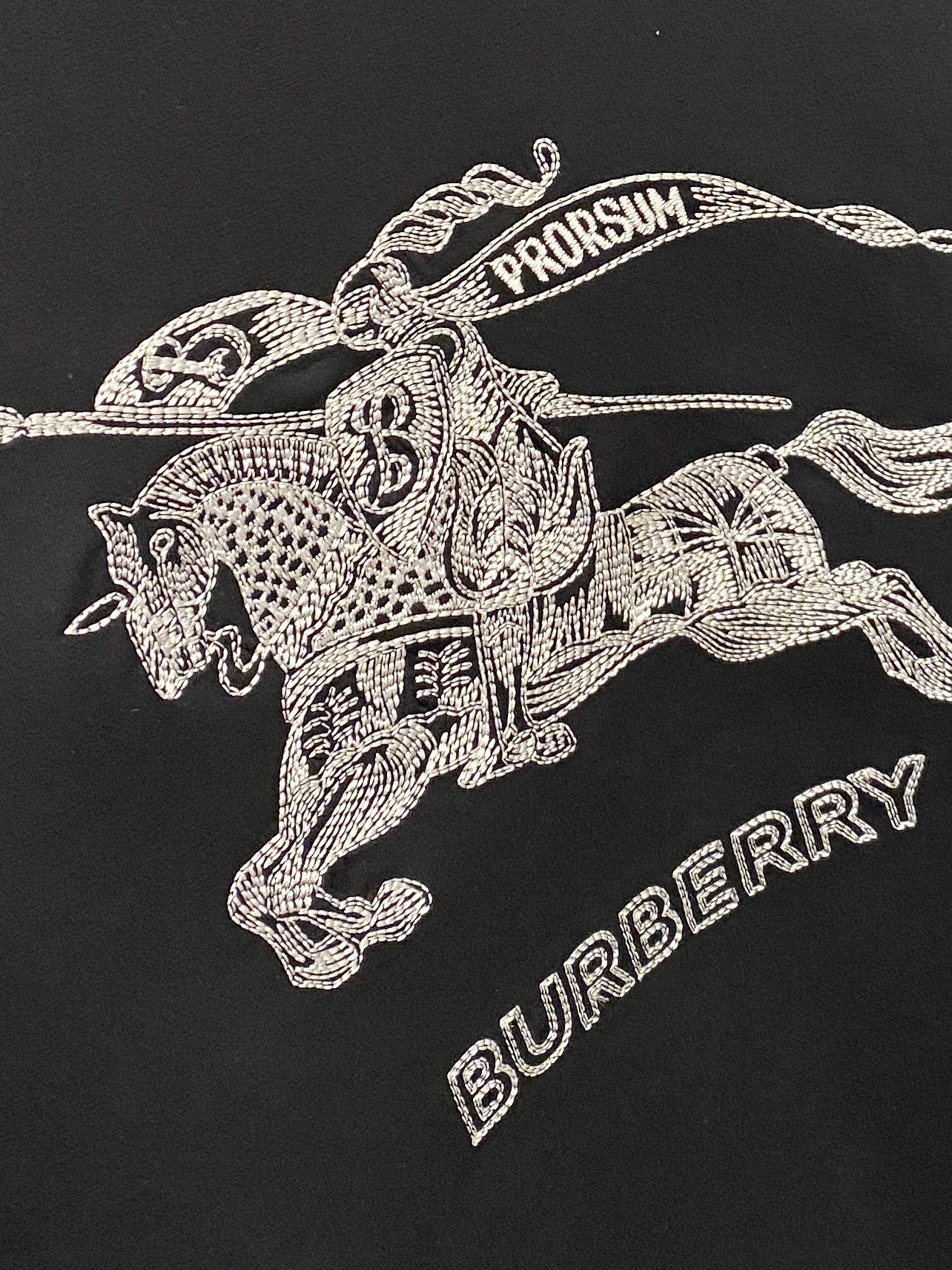 🌾退换！ 巴宝莉、2025新品长袖卫衣，帅气时尚，胸前精致刺绣图案字母logo，简约百搭款。面料棉 不仅