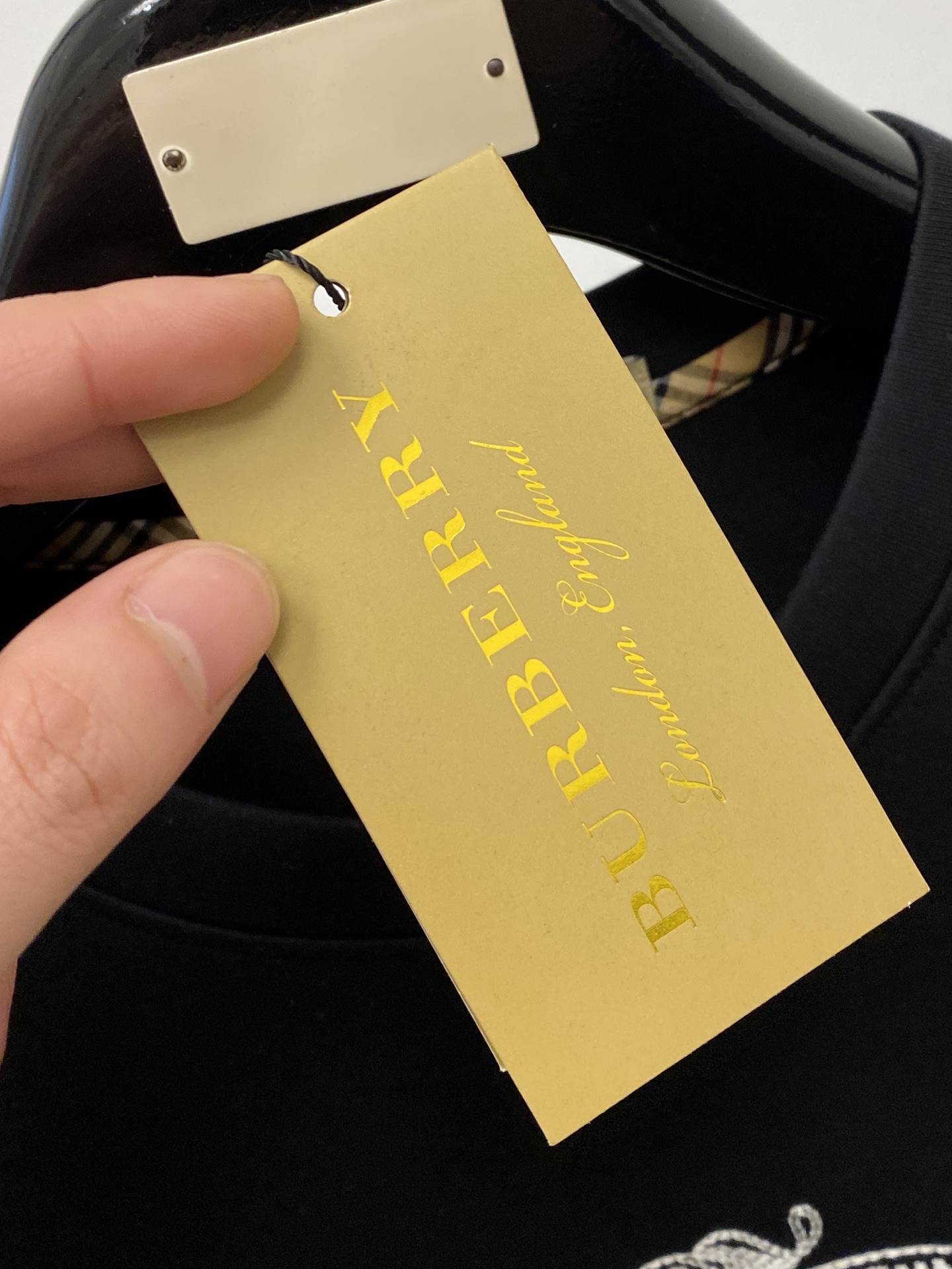 🌾退换！ 巴宝莉、2025新品长袖卫衣，帅气时尚，胸前精致刺绣图案字母logo，简约百搭款。面料棉 不仅