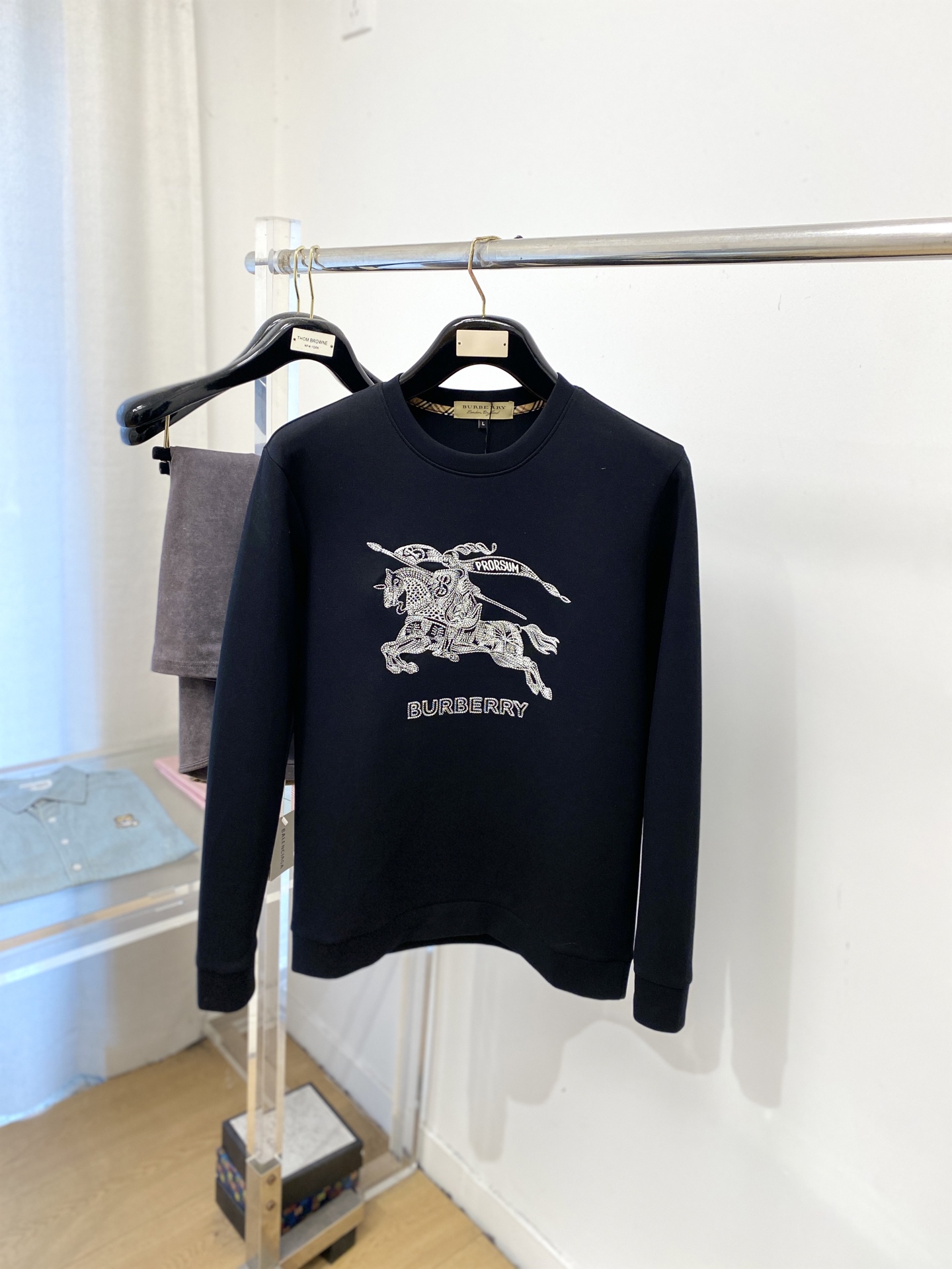 🌾退换！ 巴宝莉、2025新品长袖卫衣，帅气时尚，胸前精致刺绣图案字母logo，简约百搭款。面料棉 不仅