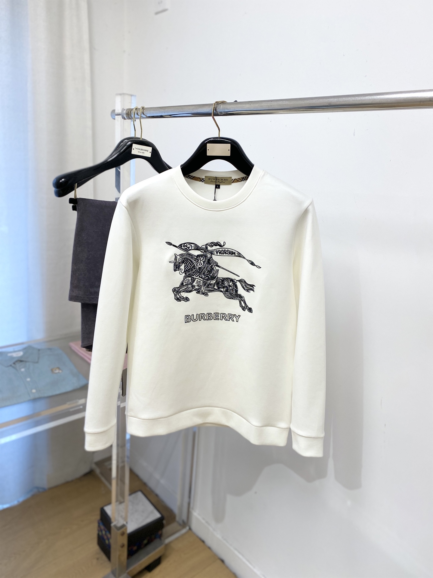 🌾退换！ 巴宝莉、2025新品长袖卫衣，帅气时尚，胸前精致刺绣图案字母logo，简约百搭款。面料棉 不仅