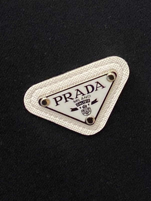 🌾退换！ 普拉达、2025新品长袖卫衣，帅气时尚，胸前五金装饰三角标logo，简约百搭款。面料棉 不仅挺
