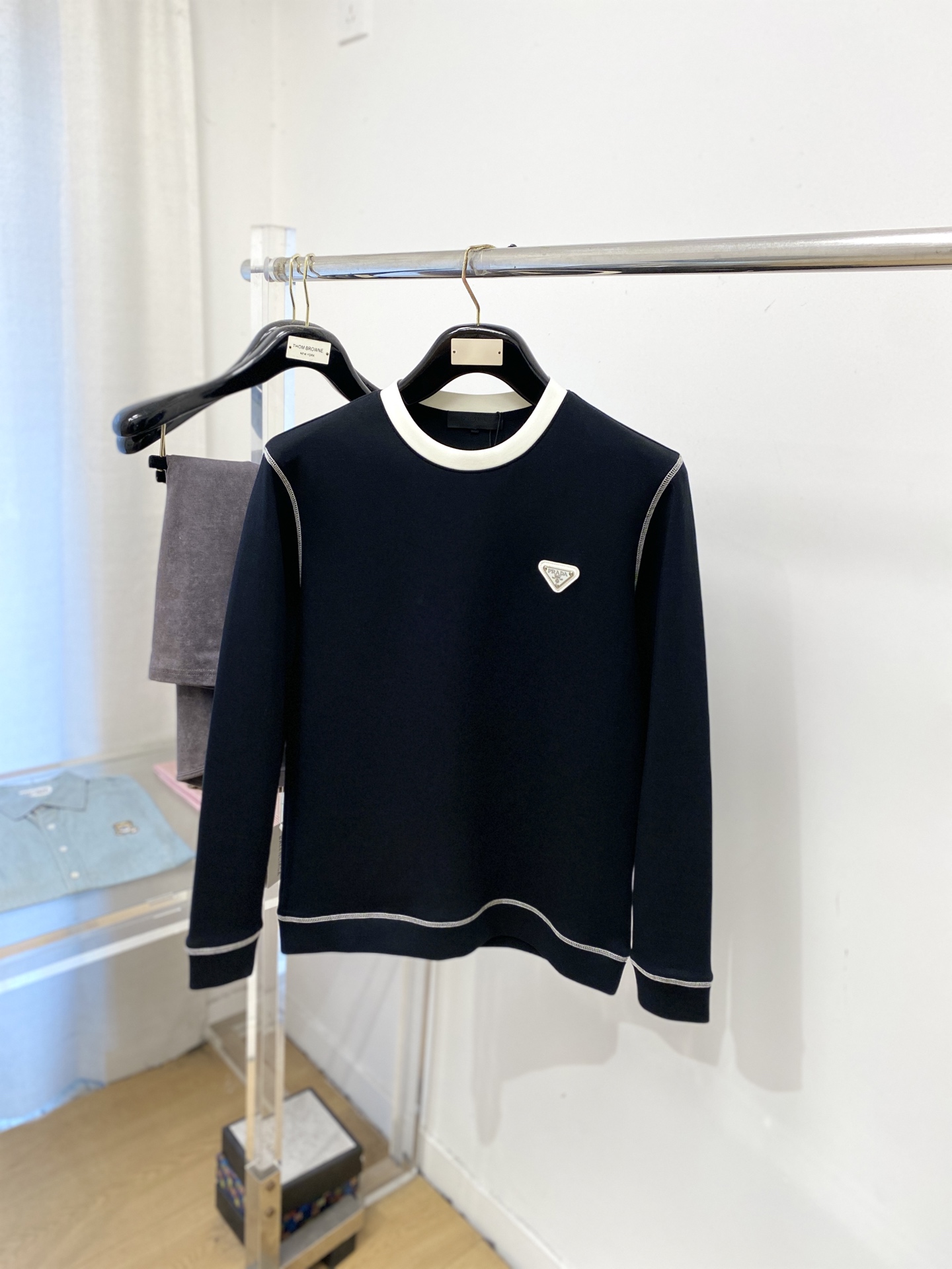 🌾退换！ 普拉达、2025新品长袖卫衣，帅气时尚，胸前五金装饰三角标logo，简约百搭款。面料棉 不仅挺