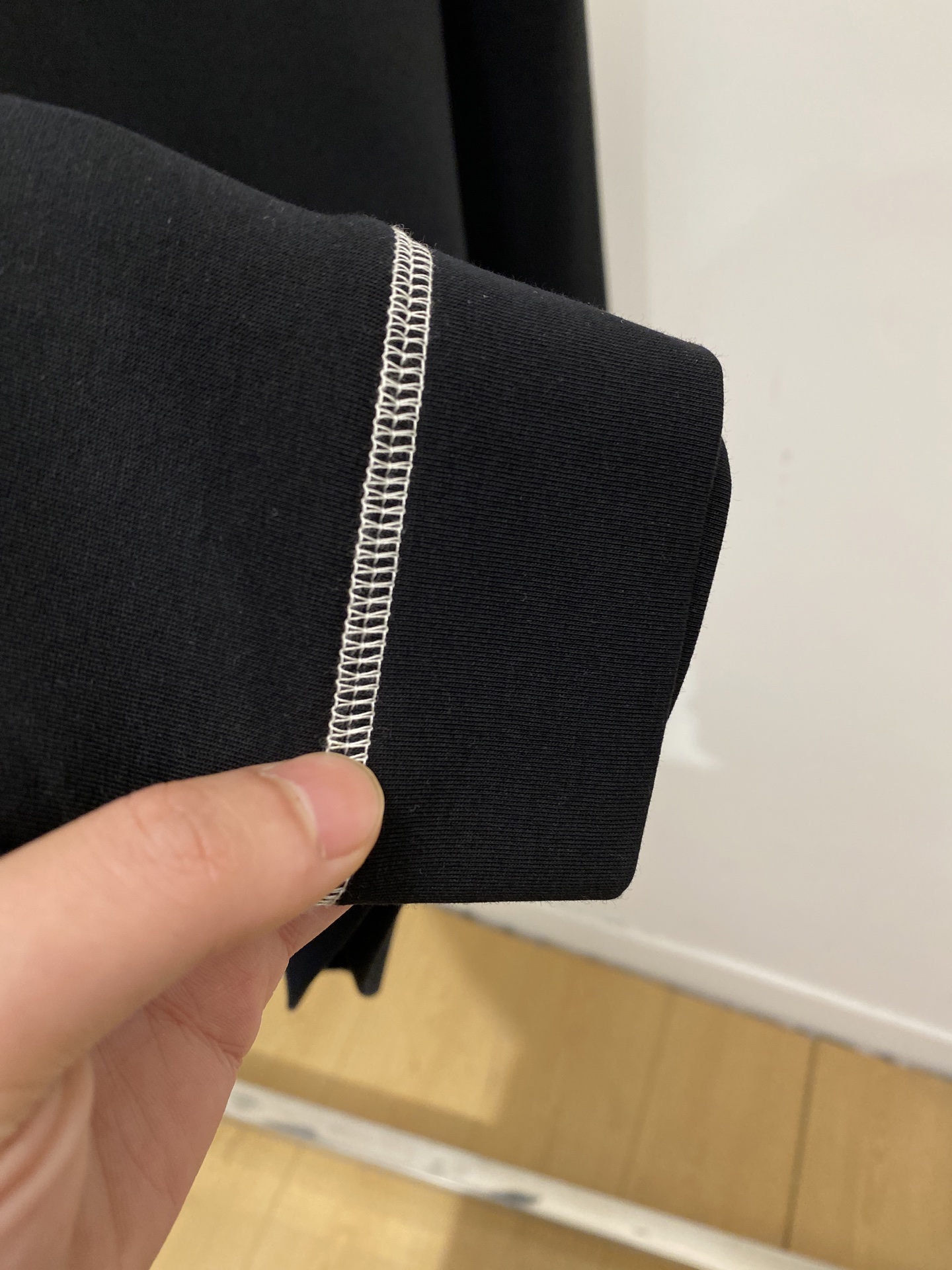 🌾退换！ 普拉达、2025新品长袖卫衣，帅气时尚，胸前五金装饰三角标logo，简约百搭款。面料棉 不仅挺