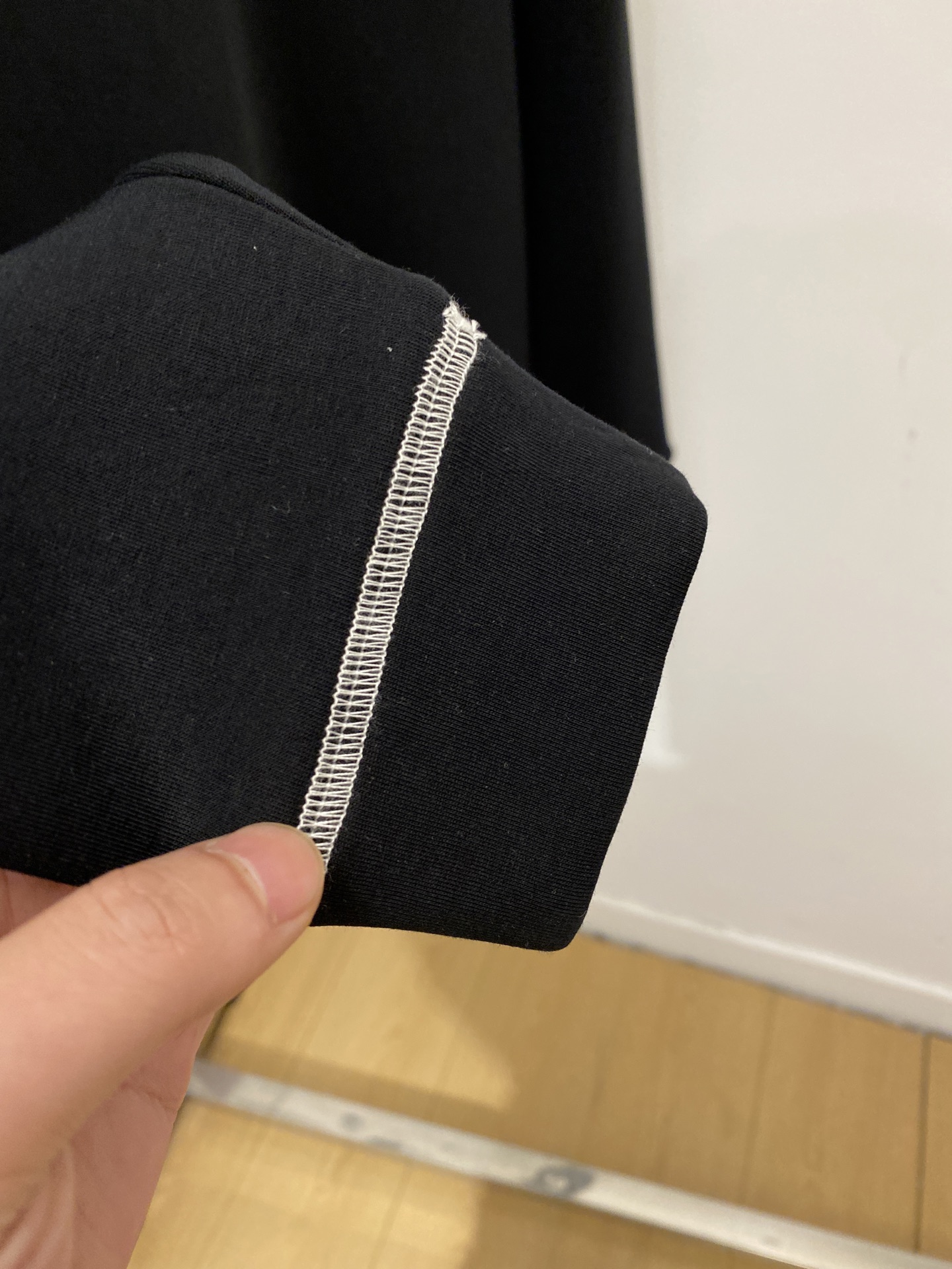 🌾退换！ 普拉达、2025新品长袖卫衣，帅气时尚，胸前五金装饰三角标logo，简约百搭款。面料棉 不仅挺