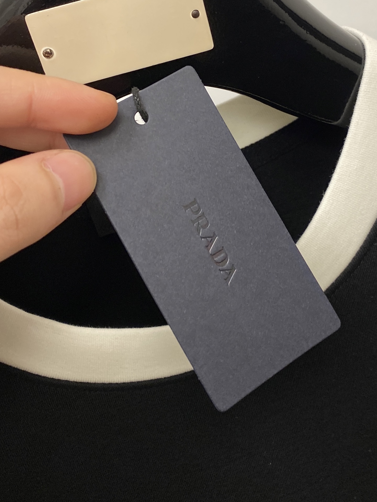 🌾退换！ 普拉达、2025新品长袖卫衣，帅气时尚，胸前五金装饰三角标logo，简约百搭款。面料棉 不仅挺