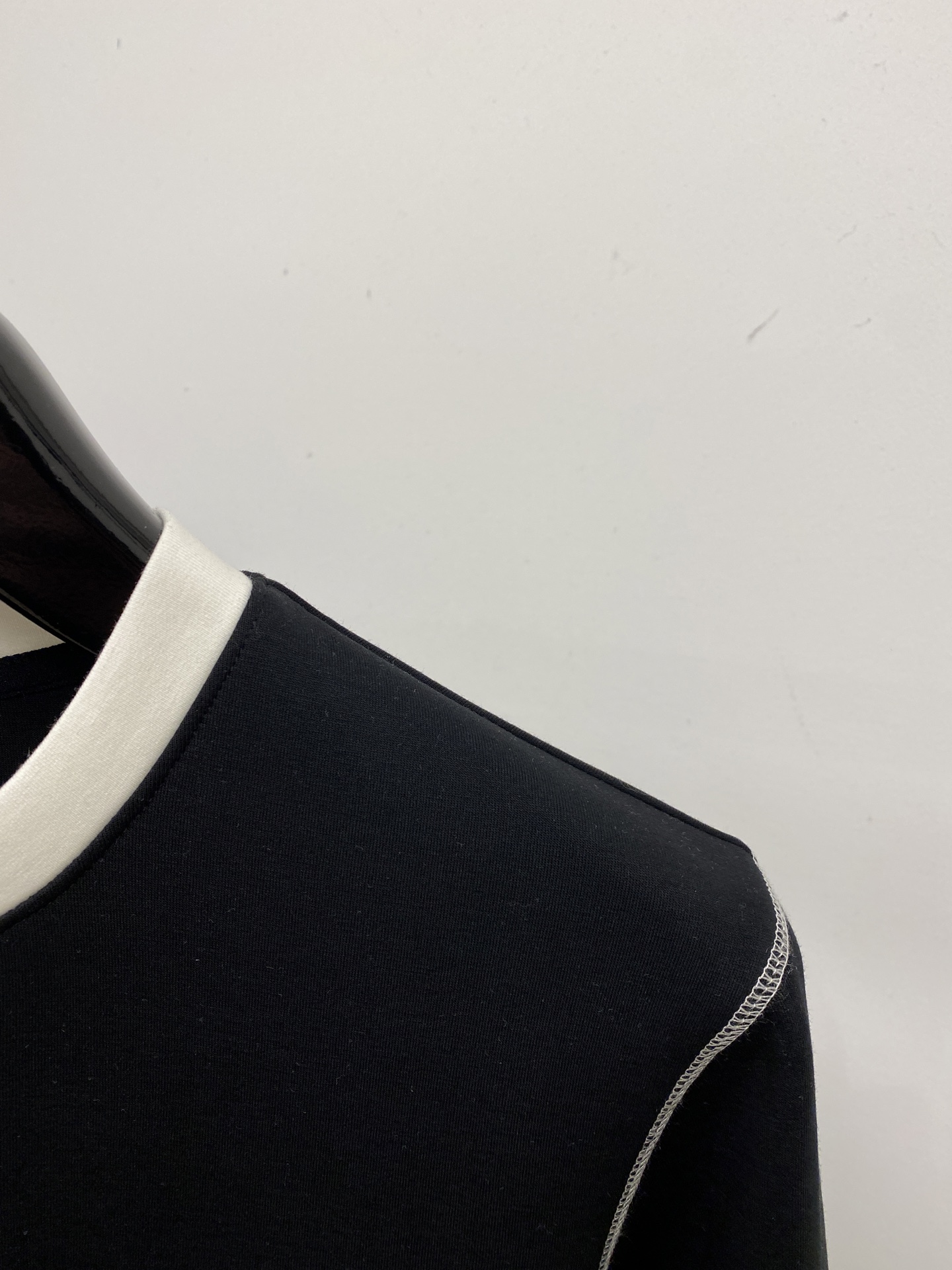 🌾退换！ 普拉达、2025新品长袖卫衣，帅气时尚，胸前五金装饰三角标logo，简约百搭款。面料棉 不仅挺