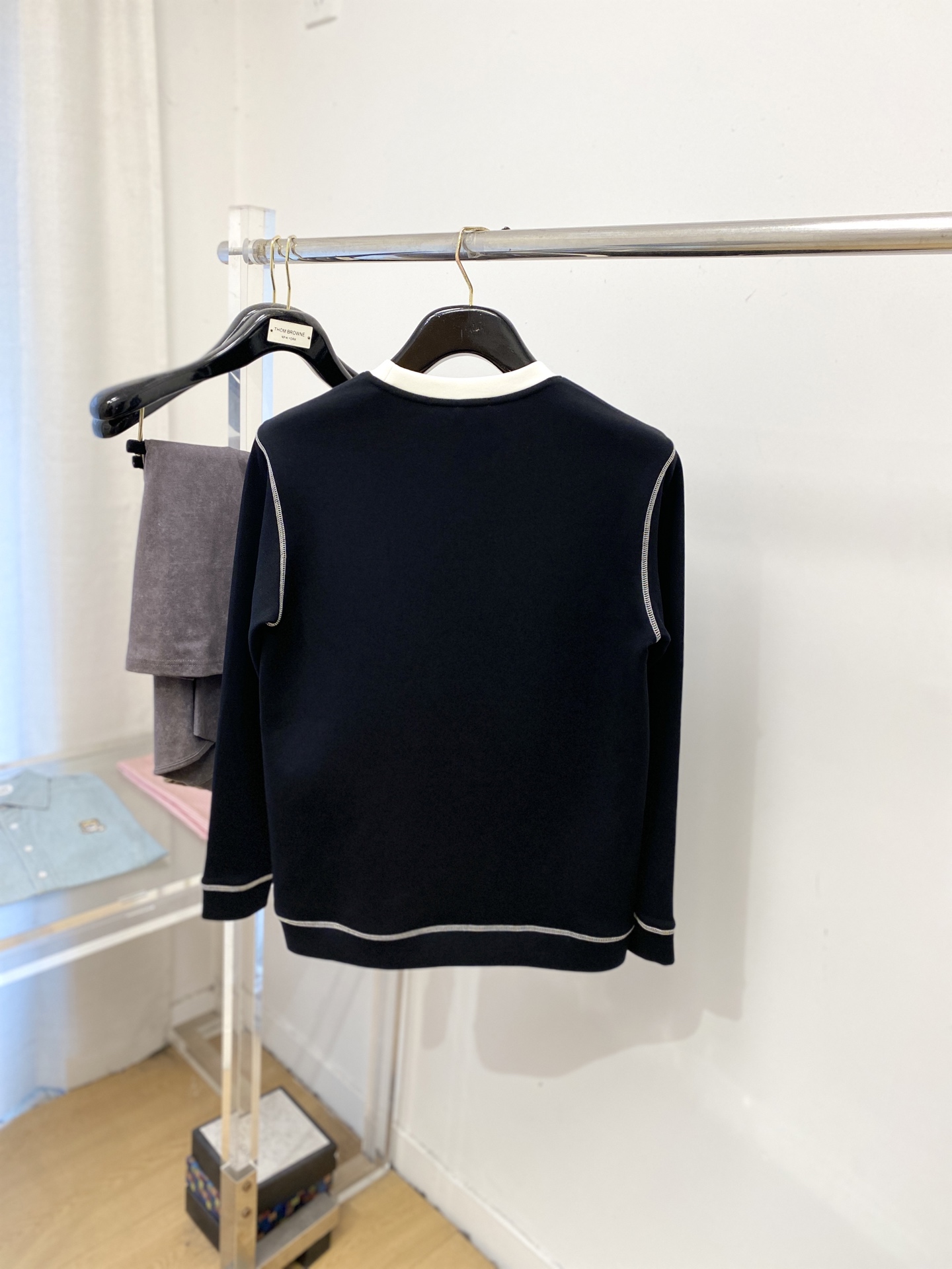 🌾退换！ 普拉达、2025新品长袖卫衣，帅气时尚，胸前五金装饰三角标logo，简约百搭款。面料棉 不仅挺