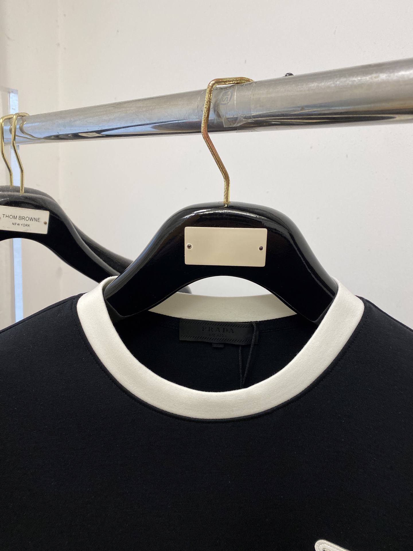 🌾退换！ 普拉达、2025新品长袖卫衣，帅气时尚，胸前五金装饰三角标logo，简约百搭款。面料棉 不仅挺