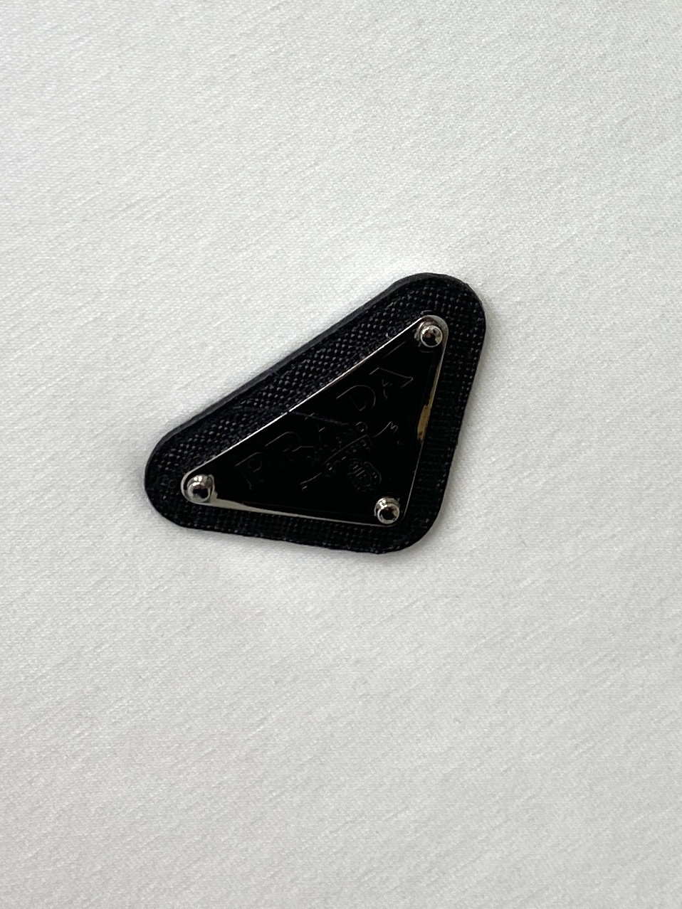 🌾退换！ 普拉达、2025新品长袖卫衣，帅气时尚，胸前五金装饰三角标logo，简约百搭款。面料棉 不仅挺