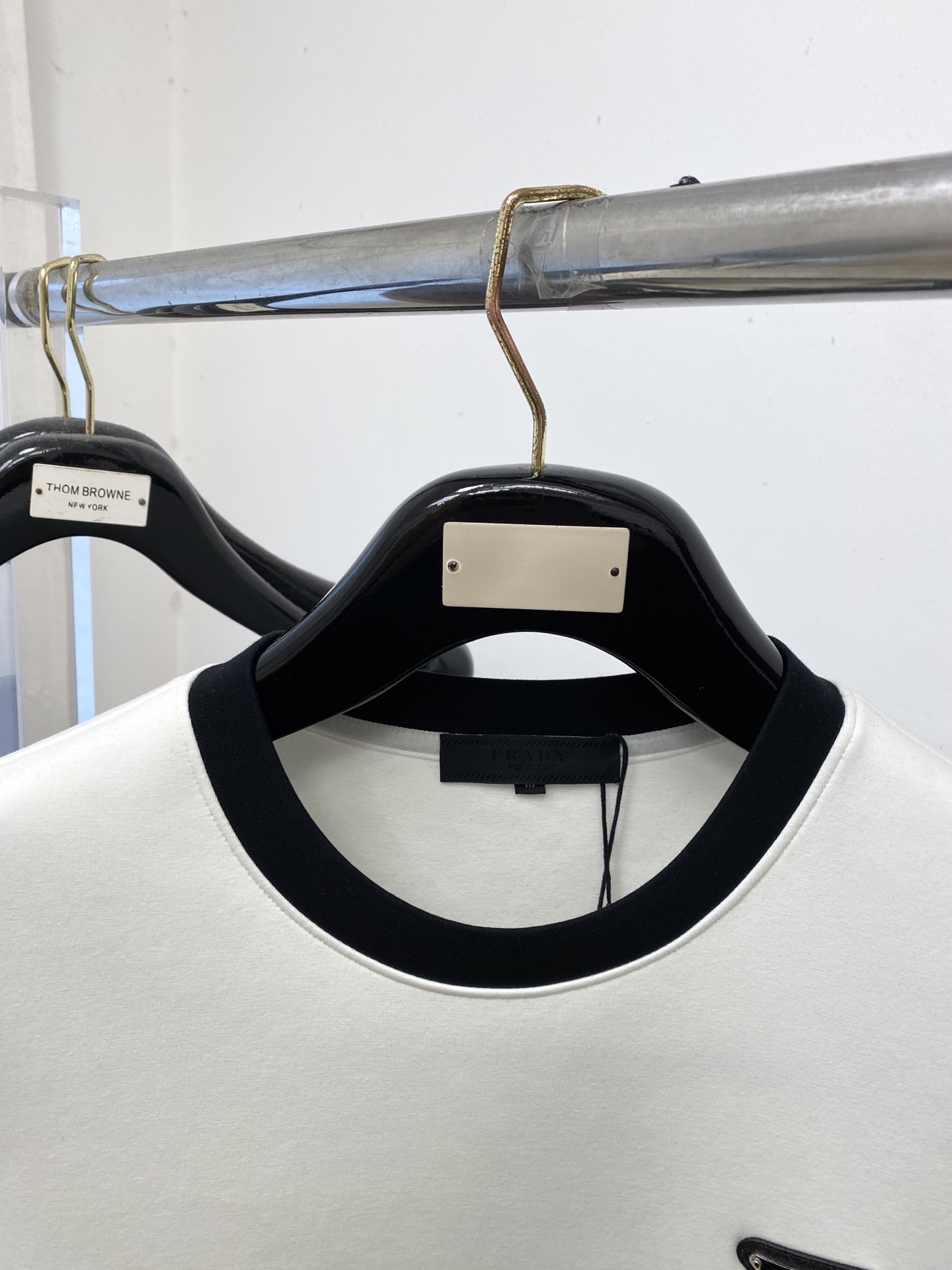 🌾退换！ 普拉达、2025新品长袖卫衣，帅气时尚，胸前五金装饰三角标logo，简约百搭款。面料棉 不仅挺