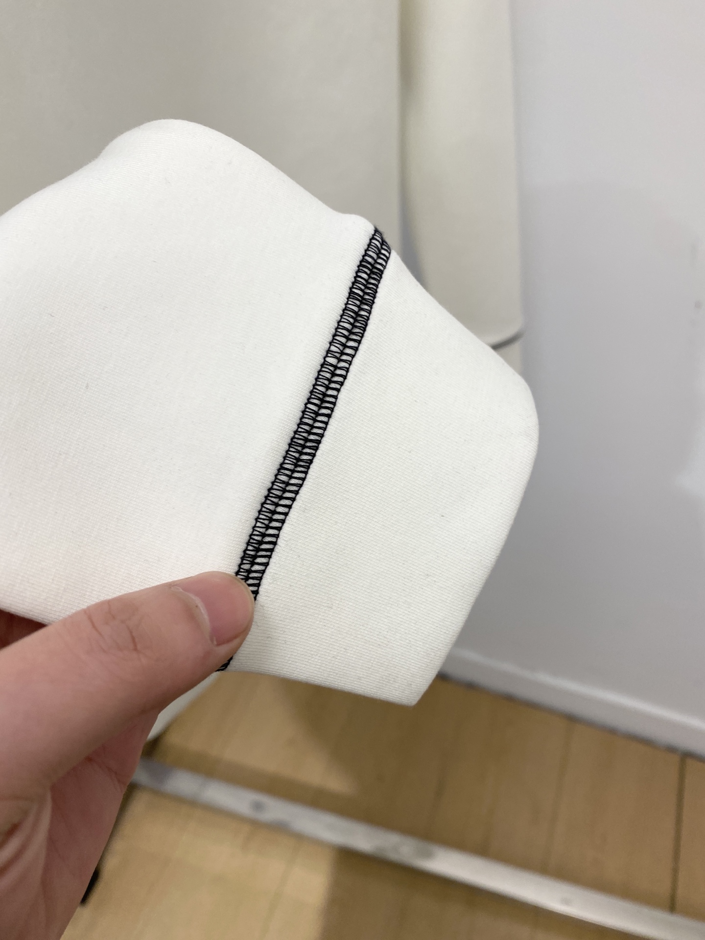 🌾退换！ 普拉达、2025新品长袖卫衣，帅气时尚，胸前五金装饰三角标logo，简约百搭款。面料棉 不仅挺