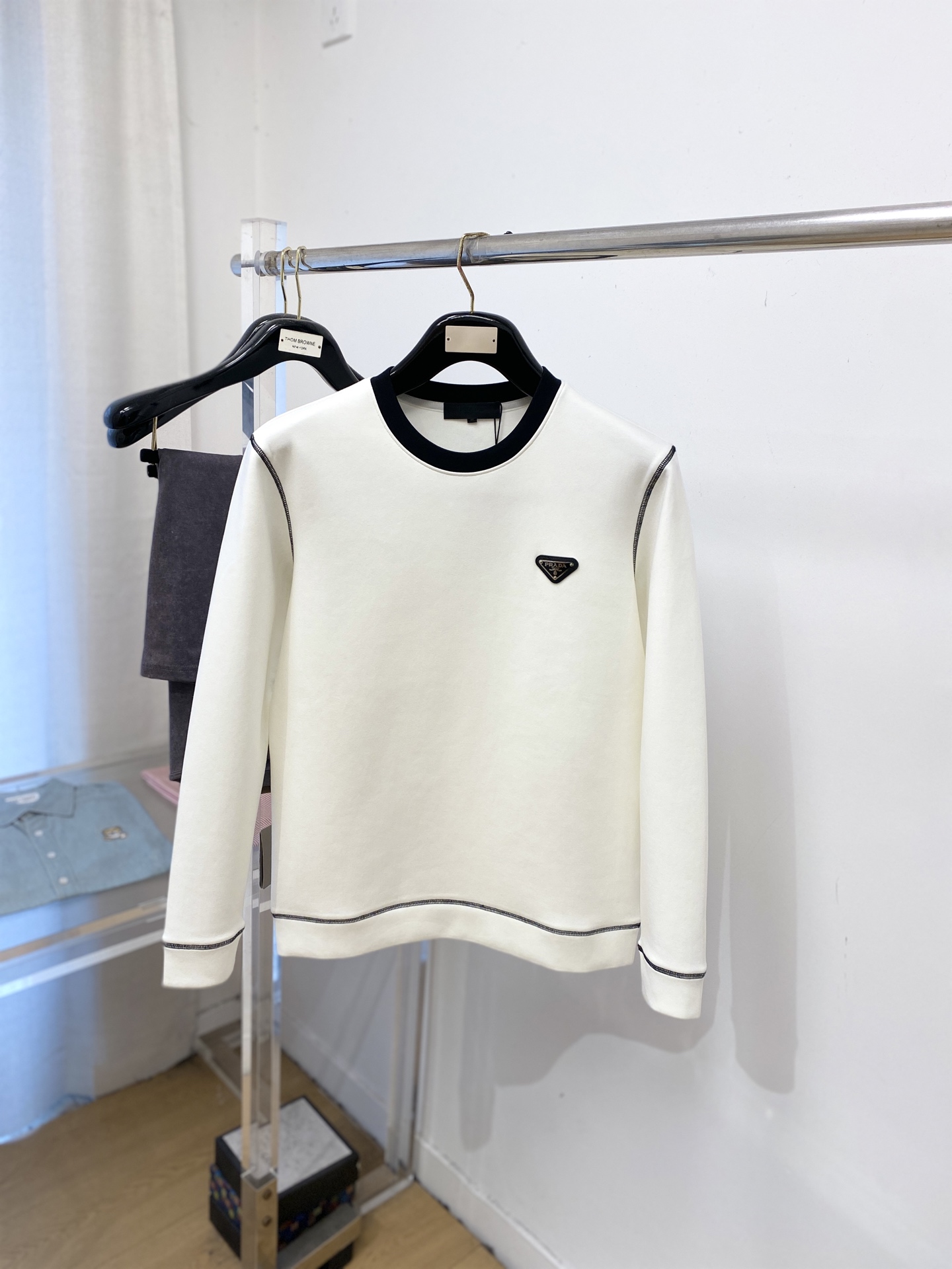 🌾退换！ 普拉达、2025新品长袖卫衣，帅气时尚，胸前五金装饰三角标logo，简约百搭款。面料棉 不仅挺